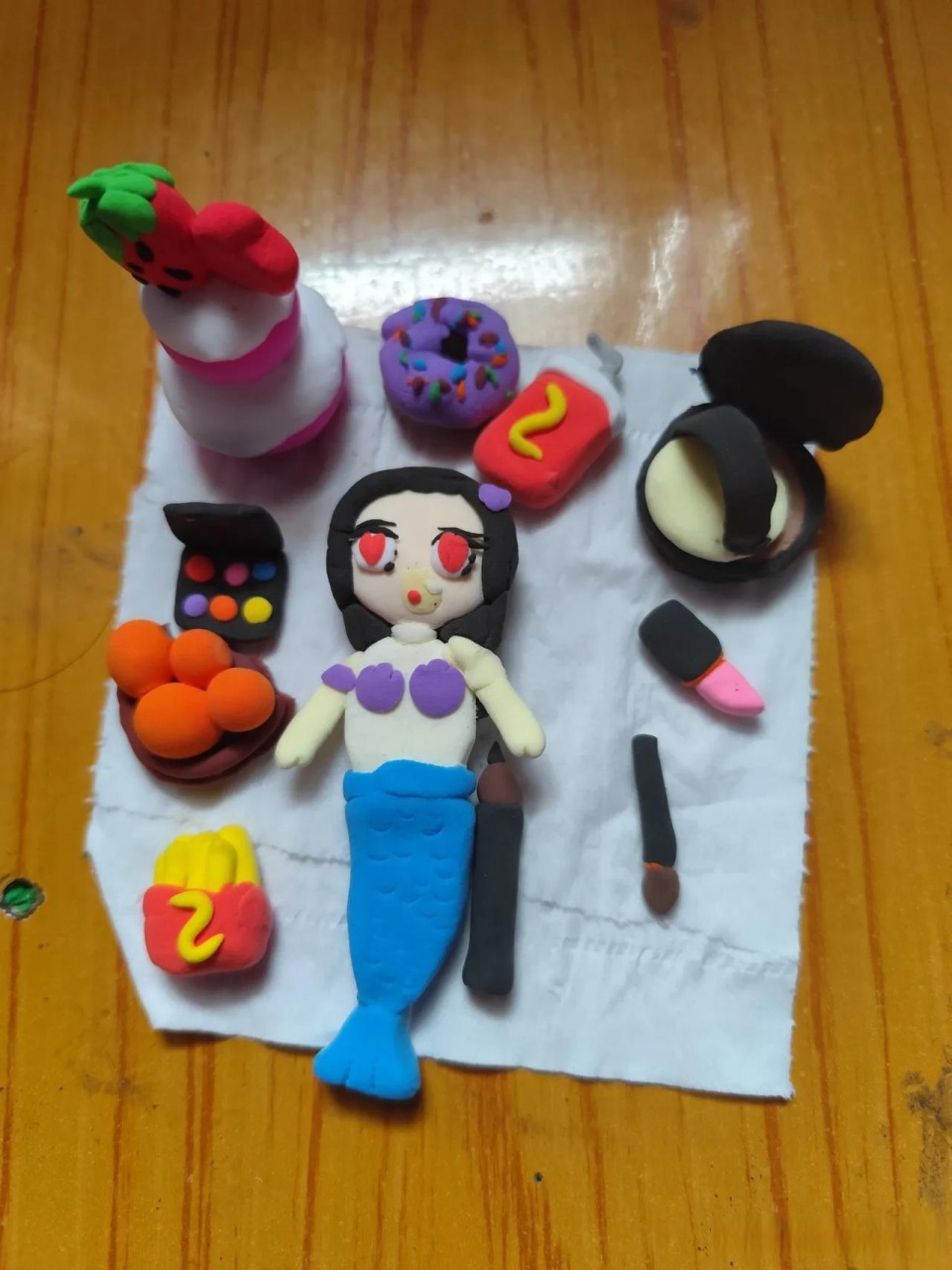 有美人鱼,化妆盒,口红,草莓蛋糕,橘子拼盘……应有尽.