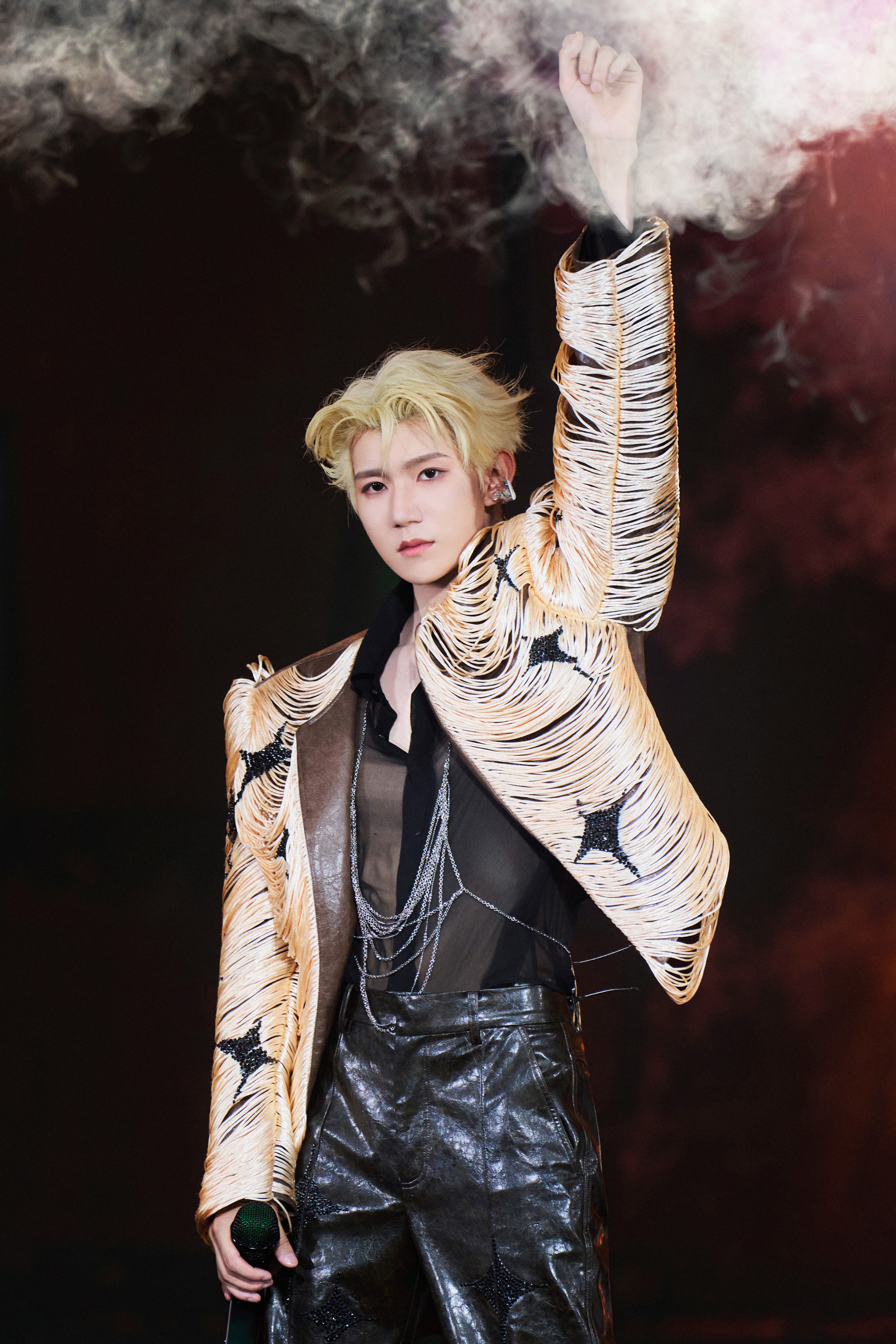 在#王源宇宙超级无敌大狂欢巡演# 我们的维度里,有惺惺相惜