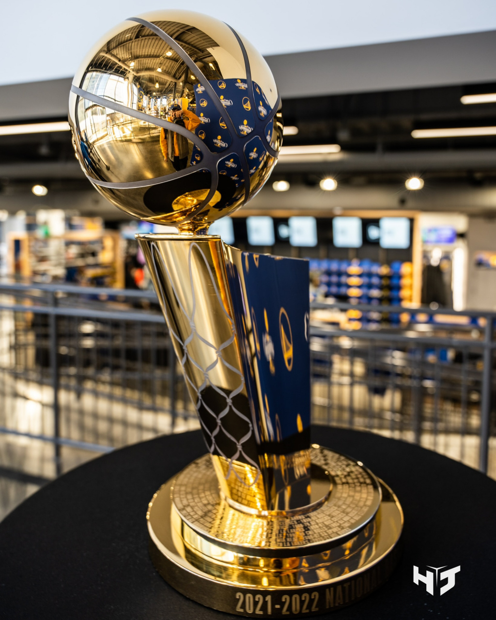 21-22赛季nba总冠军奖杯 周末去逛勇士商店,惊喜的发现奖杯在这里展出