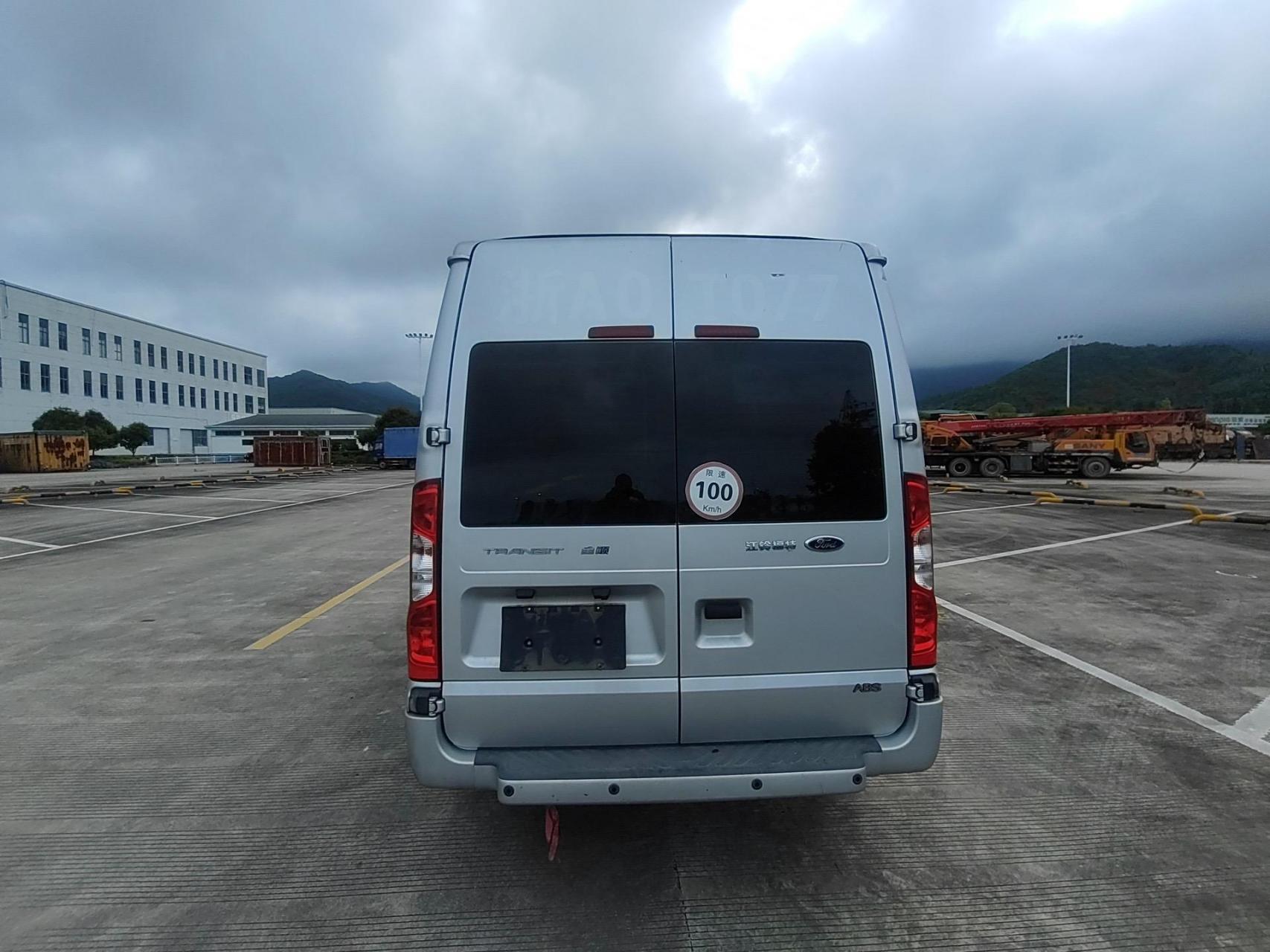 2018年江铃全顺新世代15座客车,搭载路虎品牌的2.