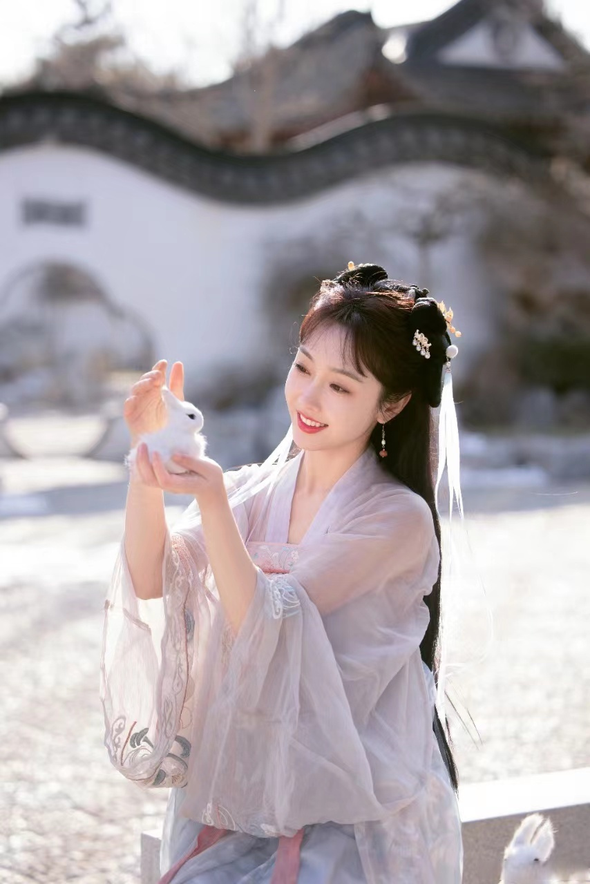 各种垂挂发髻神似小白兔,可甜可御,好美!@宣璐古装免检大户