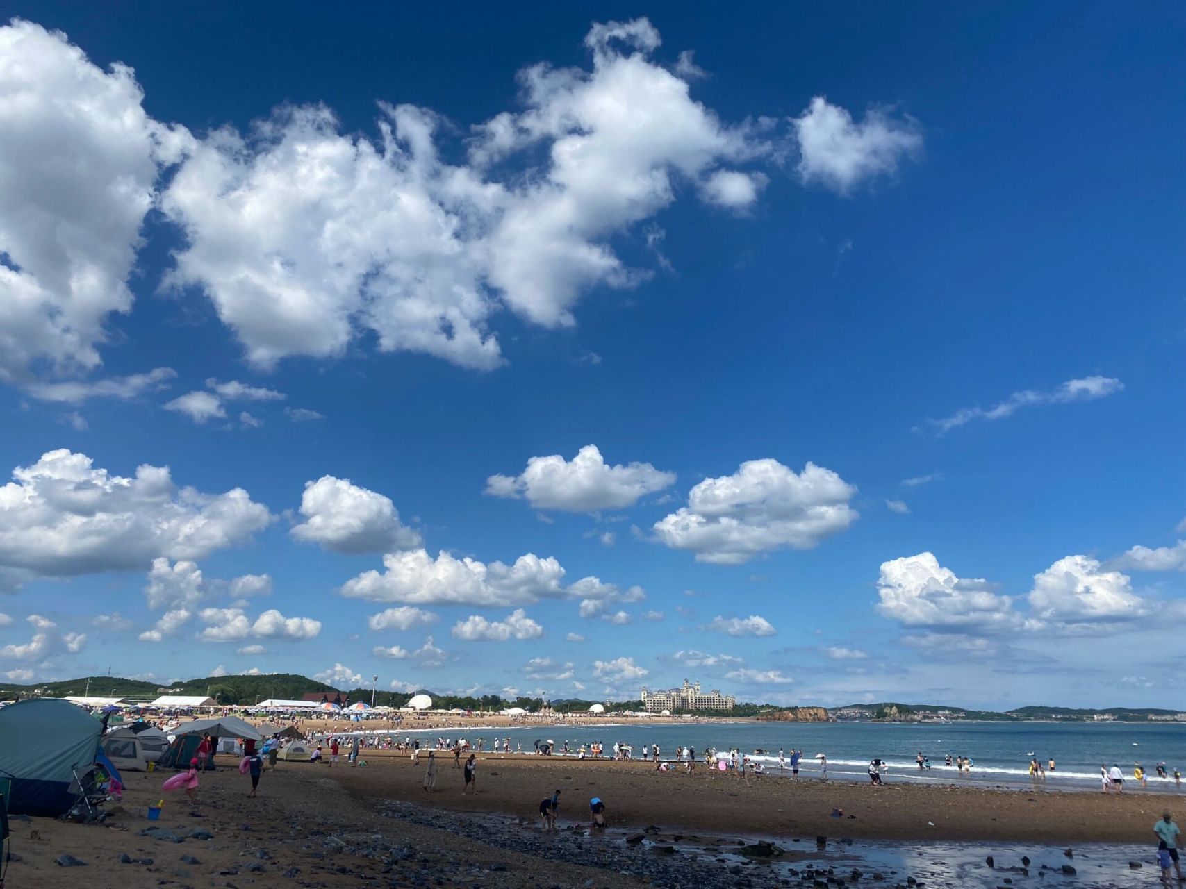 在金石滩黄金海岸西部区域,可自带帐篷,停车场小车10元不限时;2.