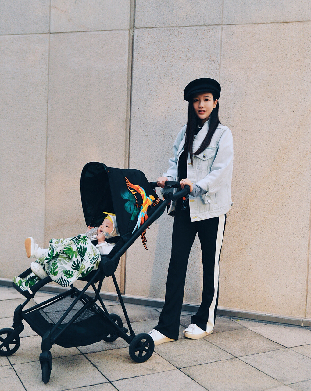 第一次带娃拍合影街拍, 葫芦虽然还算配合但是对我抱他的时候超级嫌弃