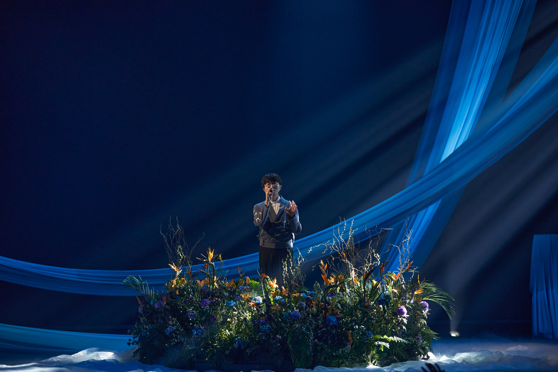 毛不易##毛不易唱不染又痛了# 回忆辗转,世事流转捎去缠绵思念:嗽月