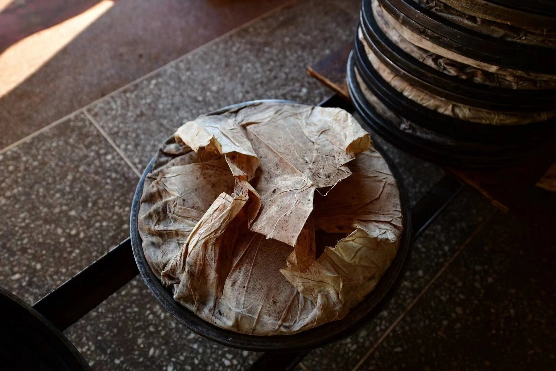 茶籽饼洗头乌黑发亮,去屑止痒 77油茶籽饼的作用与应用 茶籽饼也叫