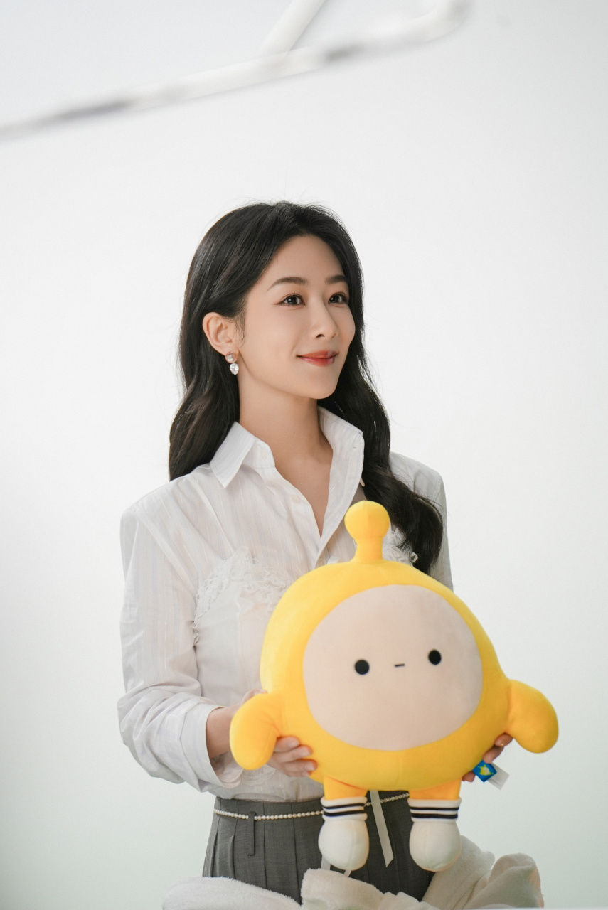 杨紫超话游盛景,赏烟火,岁末年初,送上杨紫 工作花絮 一起准备上岛