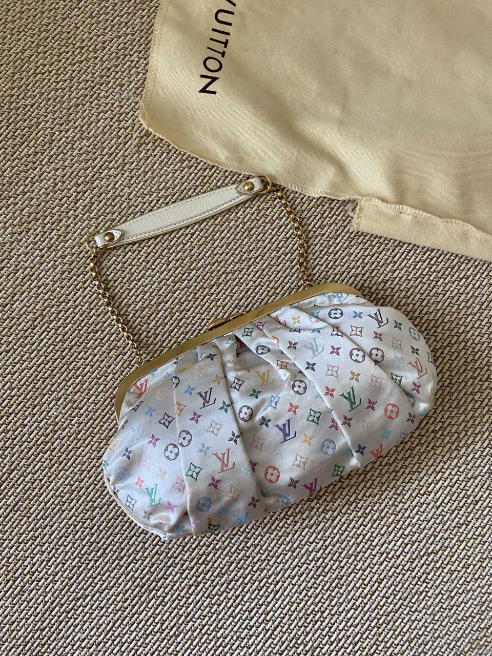 lv绝版村上隆白三彩缎面晚宴蛙口 lv白三彩缎面晚宴包 美到我心巴上了