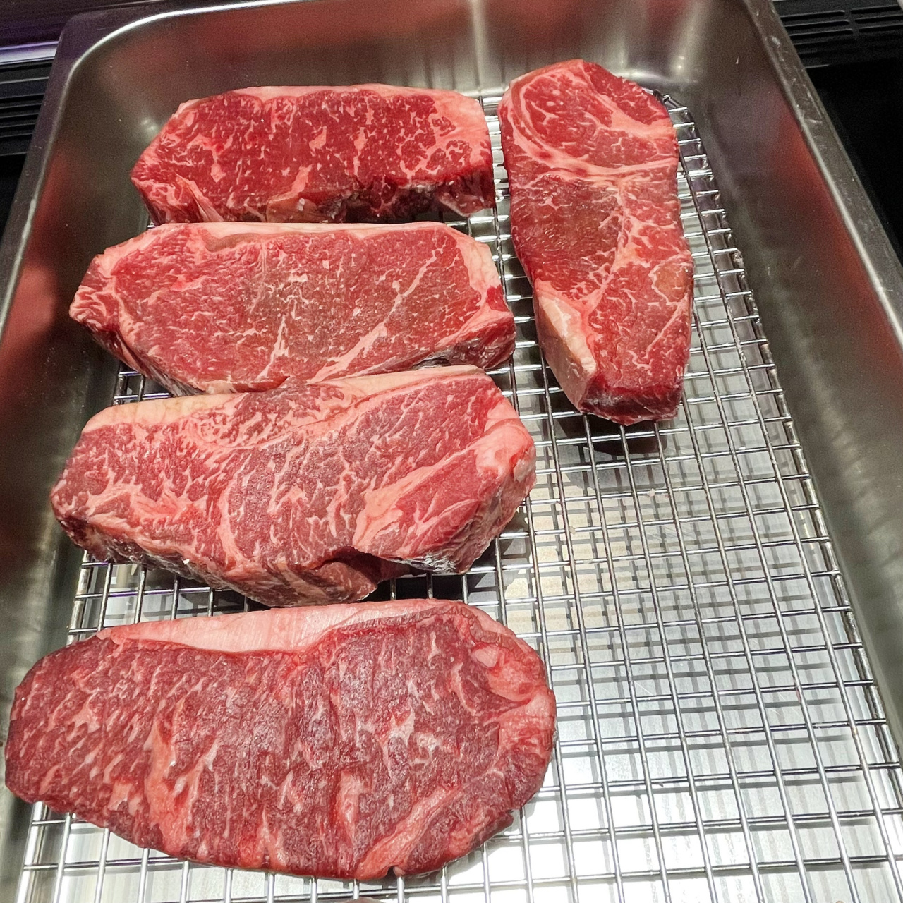 什么是熟成牛排 熟成牛排分为两种:即干式熟成牛排和湿式熟成牛排