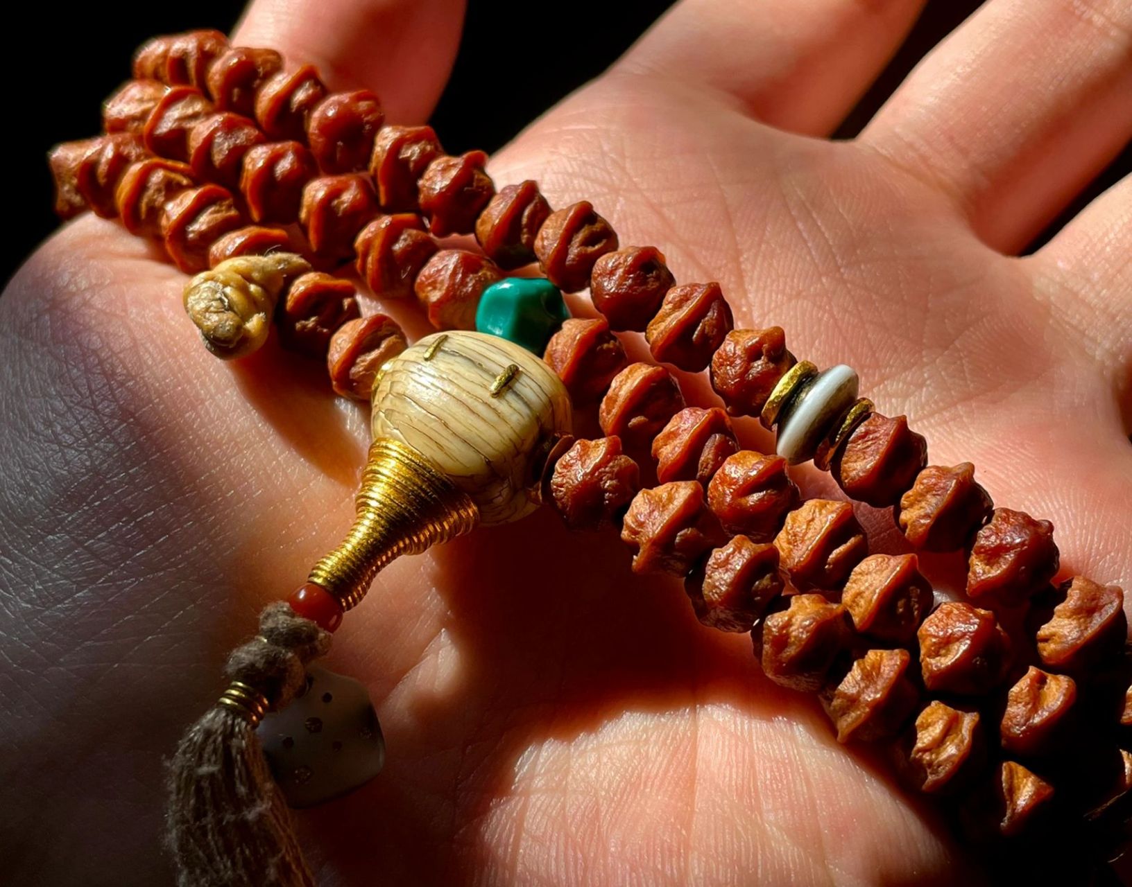 百香籽搭配 最近比较流行脏脏百香籽,无非也是对藏式佛珠风味的追求