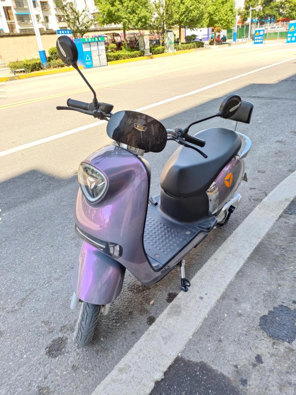 雅迪冠能系列m7,手续其全,车况良好,九成新,现低价出售,有需要的可以