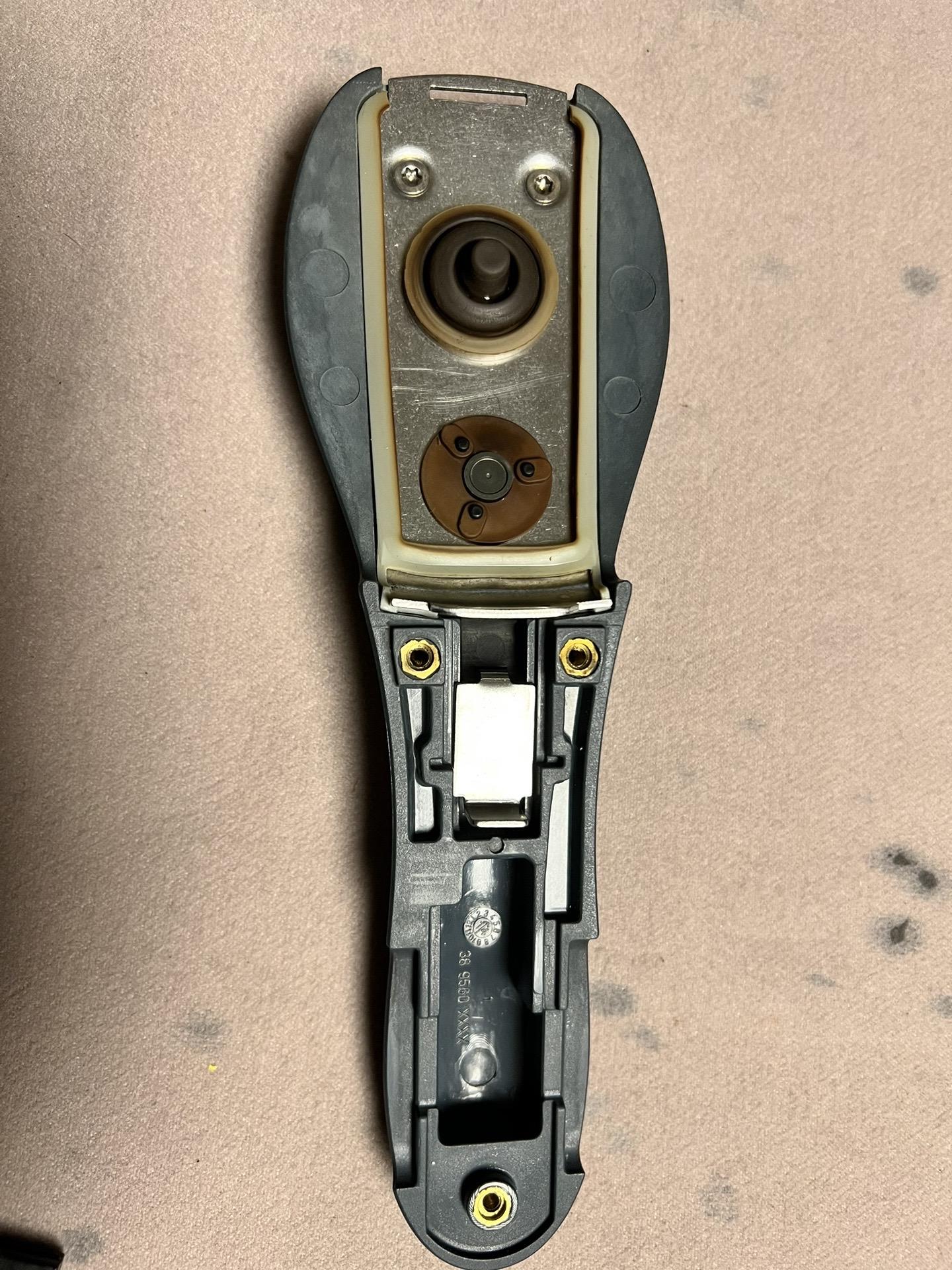 中午寻思清理一下wmf高压锅盖把手,拆完了居然安装不回去了.