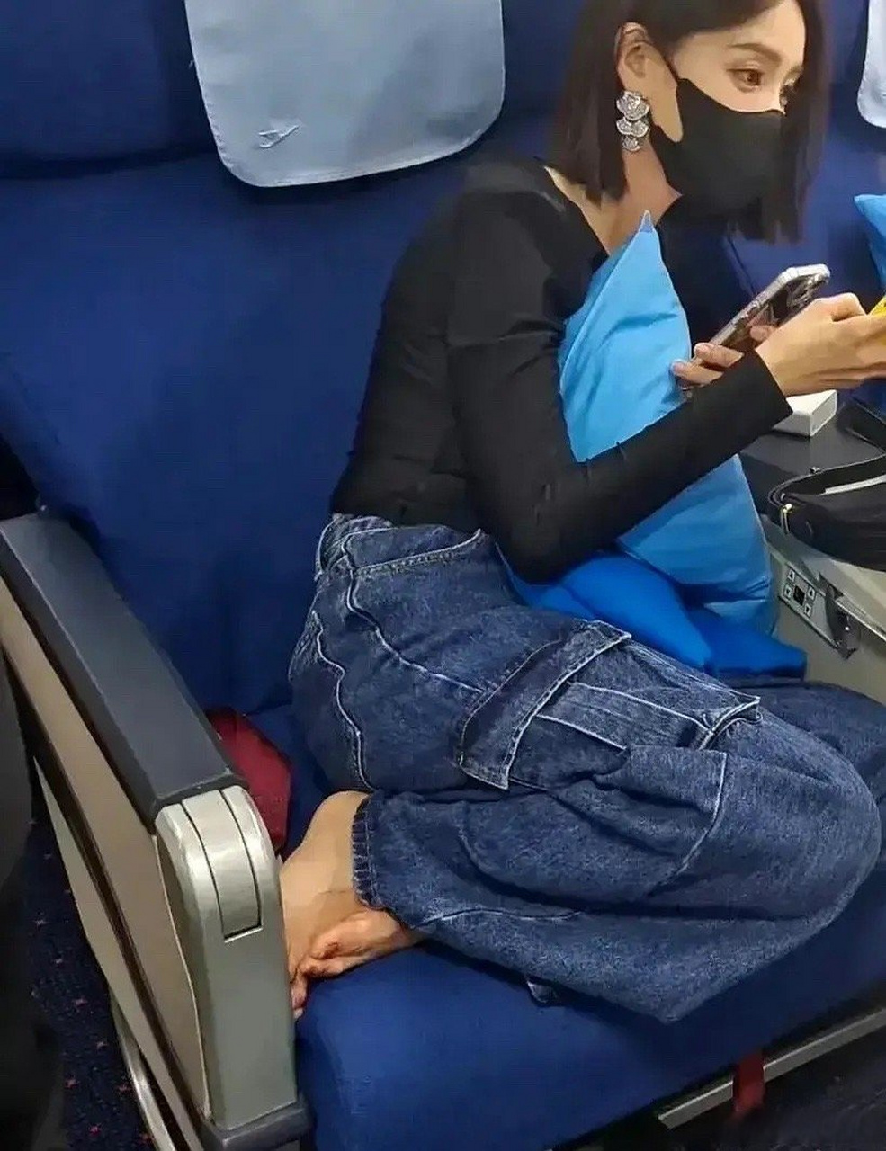 李一桐光脚踩在凳子上,不懂就问,你们会脱鞋光脚,脚踩在飞机座位上吗