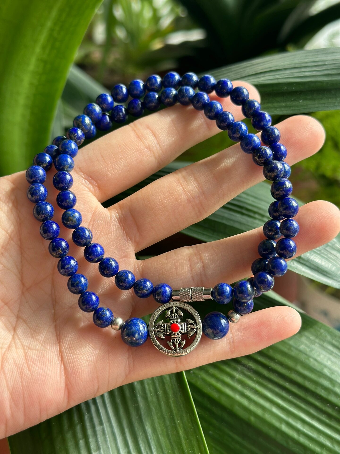 青金石 因"其色如天",又称"帝青色",很受古代帝王青睐,故称"帝王石".