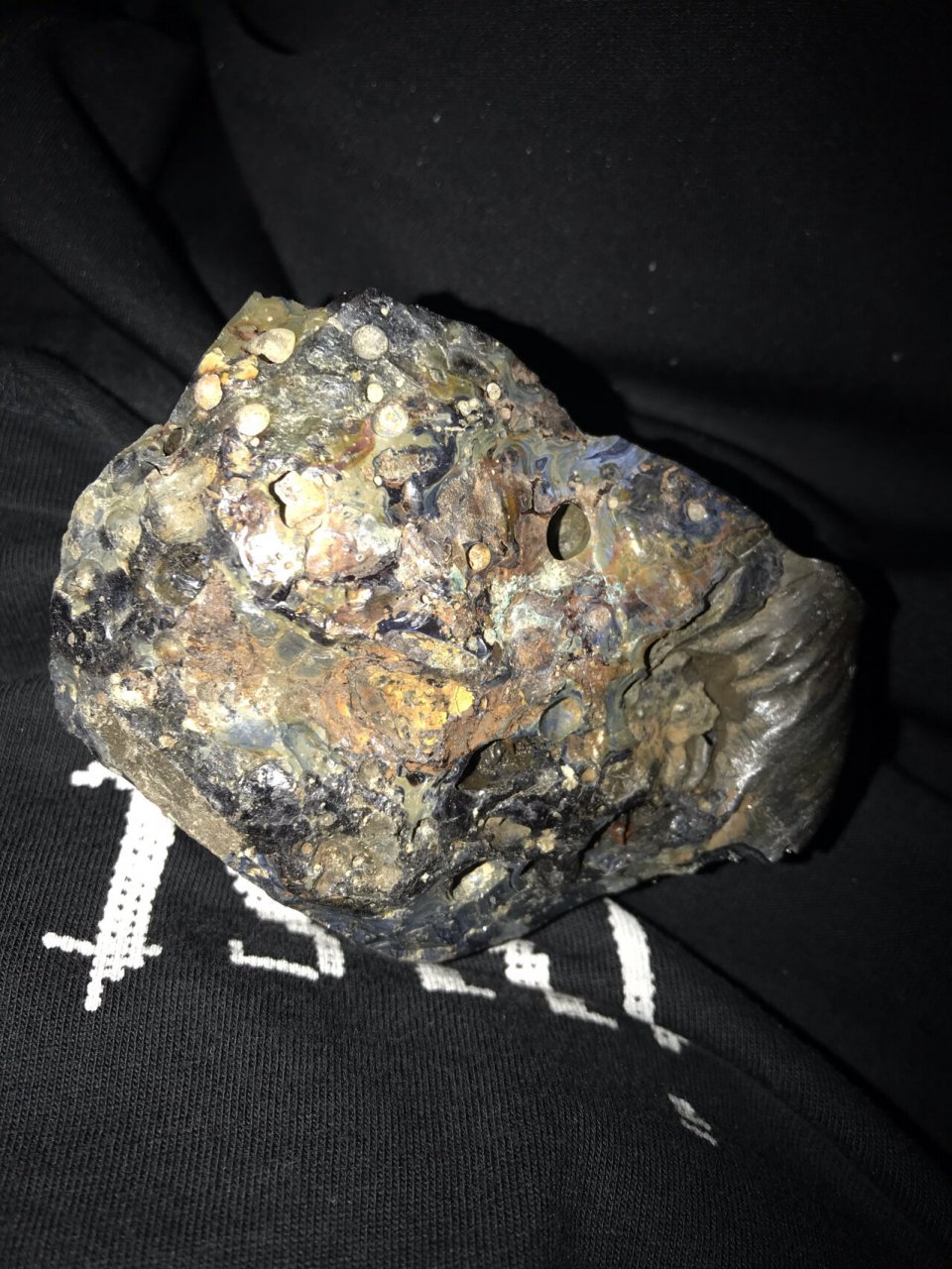 玻璃陨石?玻璃炉渣?