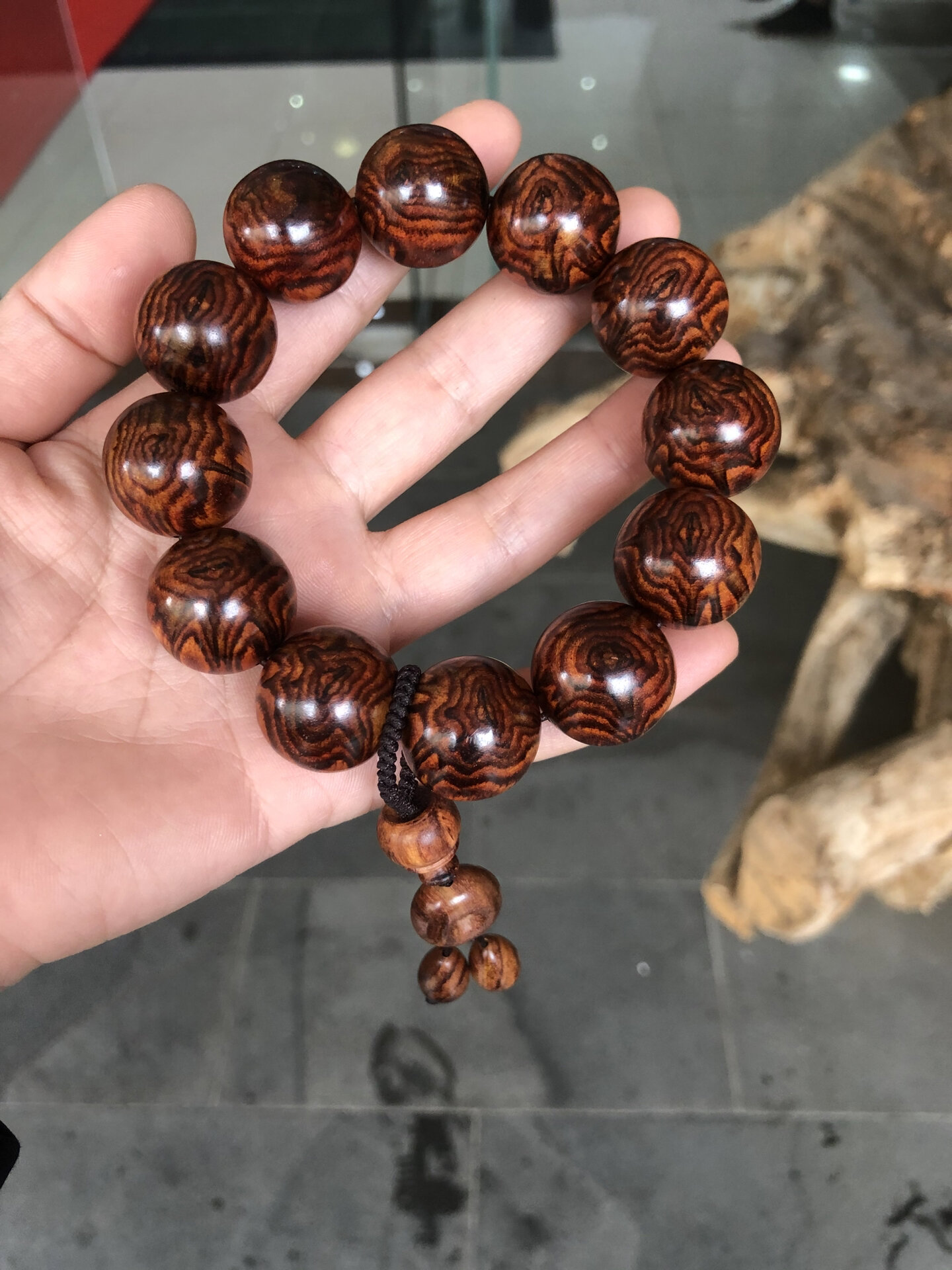 海南黄花梨蝴蝶纹手串 海南黄花梨西部料极品蝴蝶纹手串,为双面蝴蝶纹