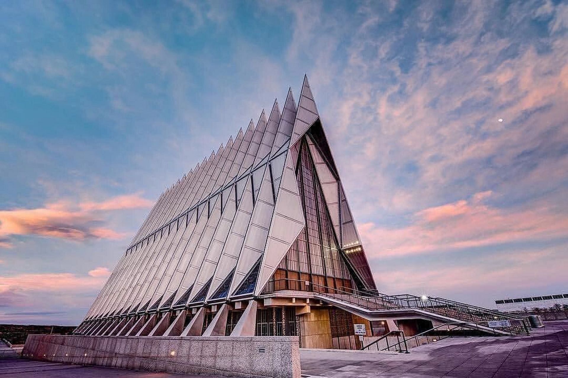 学建筑必须知道的形式美法则(一) 在建筑的形体创作和立面处理时,设计