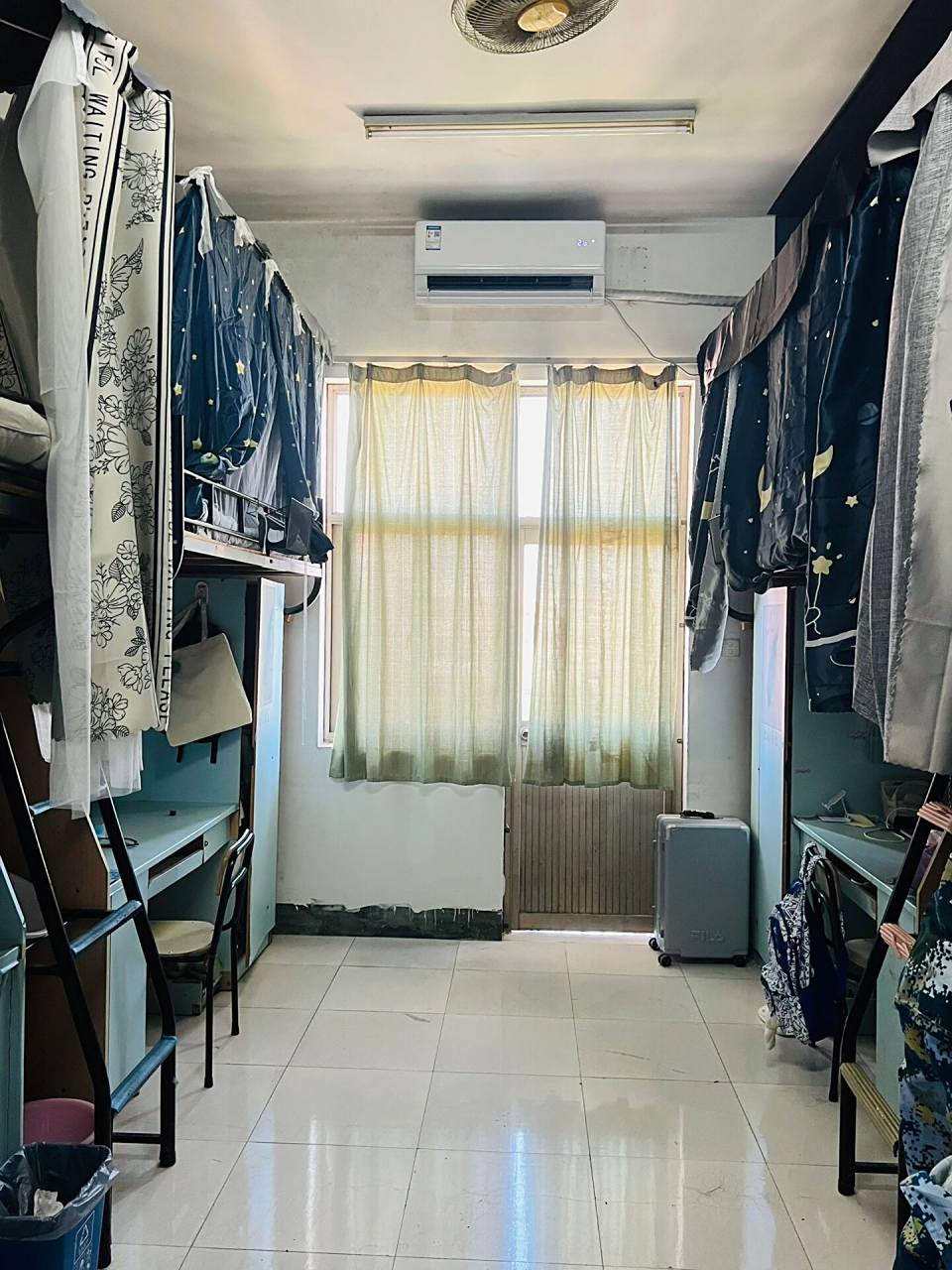 开学必看! 四人寝(1600每年)上床下桌带衣柜.