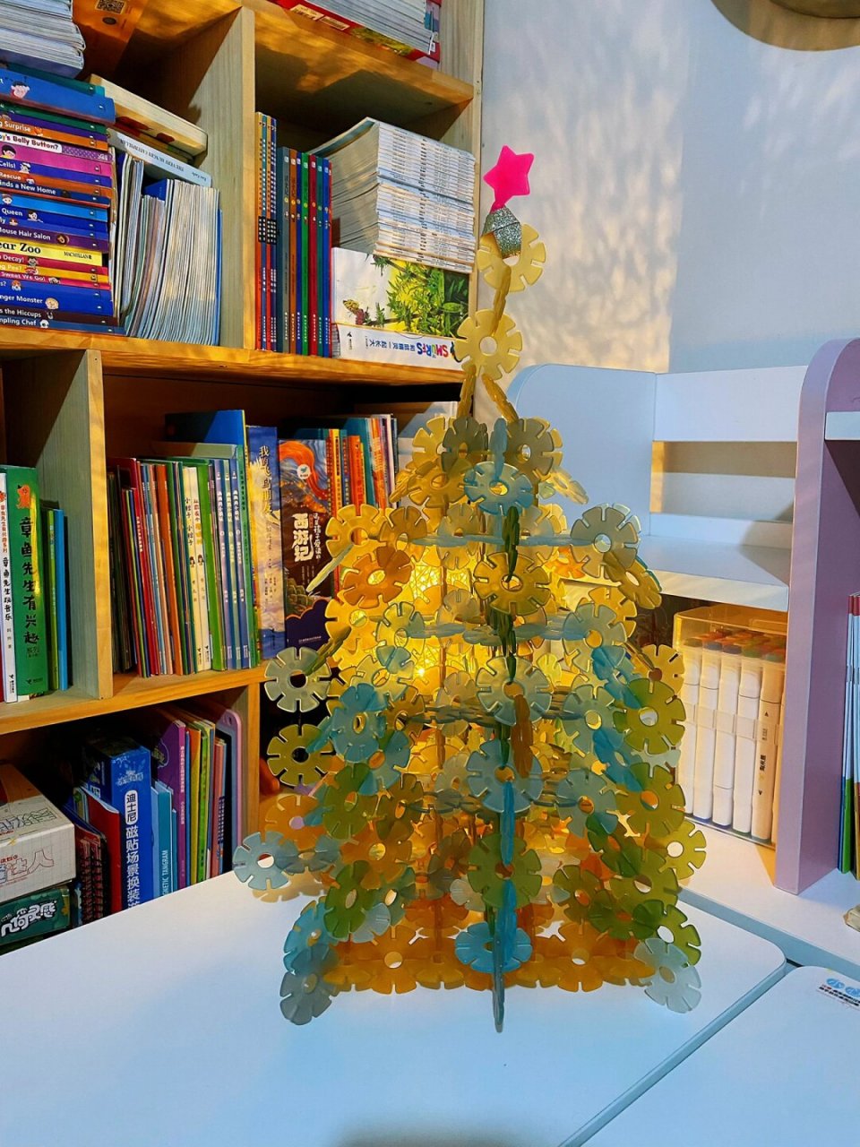 雪花片版圣诞树90来了95 和孩子一起用雪花片搭的圣诞树,也不错呀