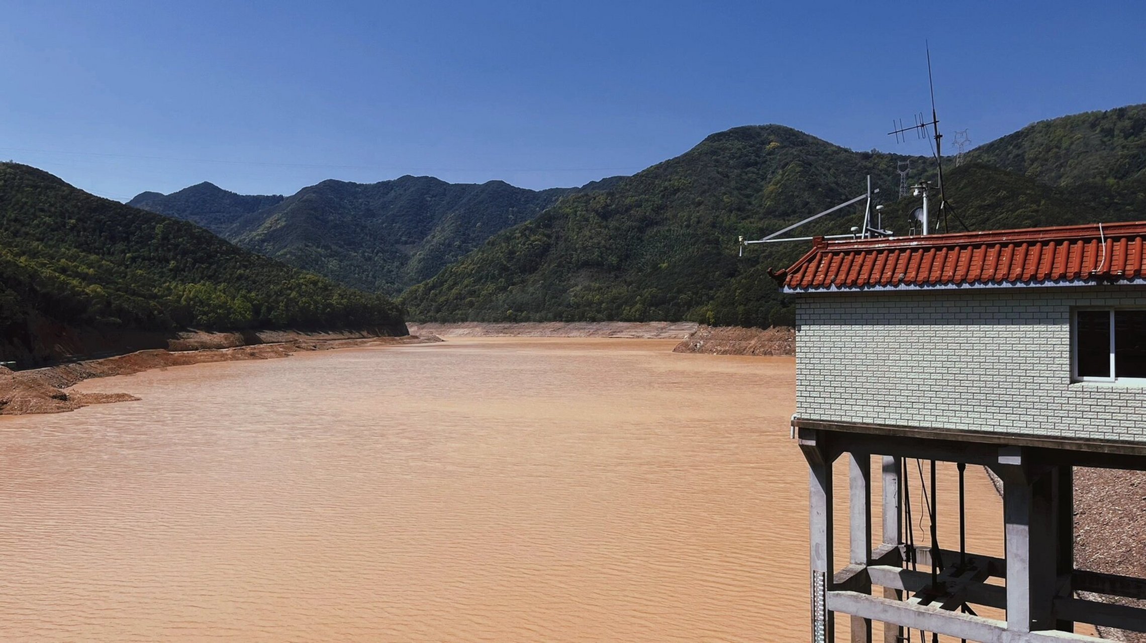 象山仓岙水库 为什么水库的水是黄的?