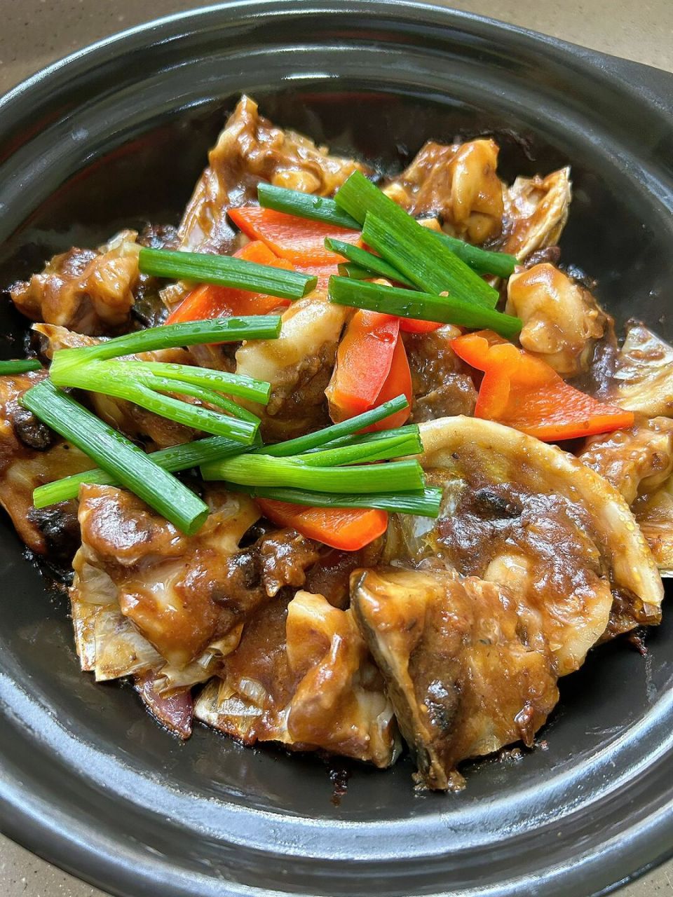 我妈的拿手菜! 啫啫鱼头煲吃起来酱香浓郁,鱼头裹满了酱汁,焦香嫩滑!