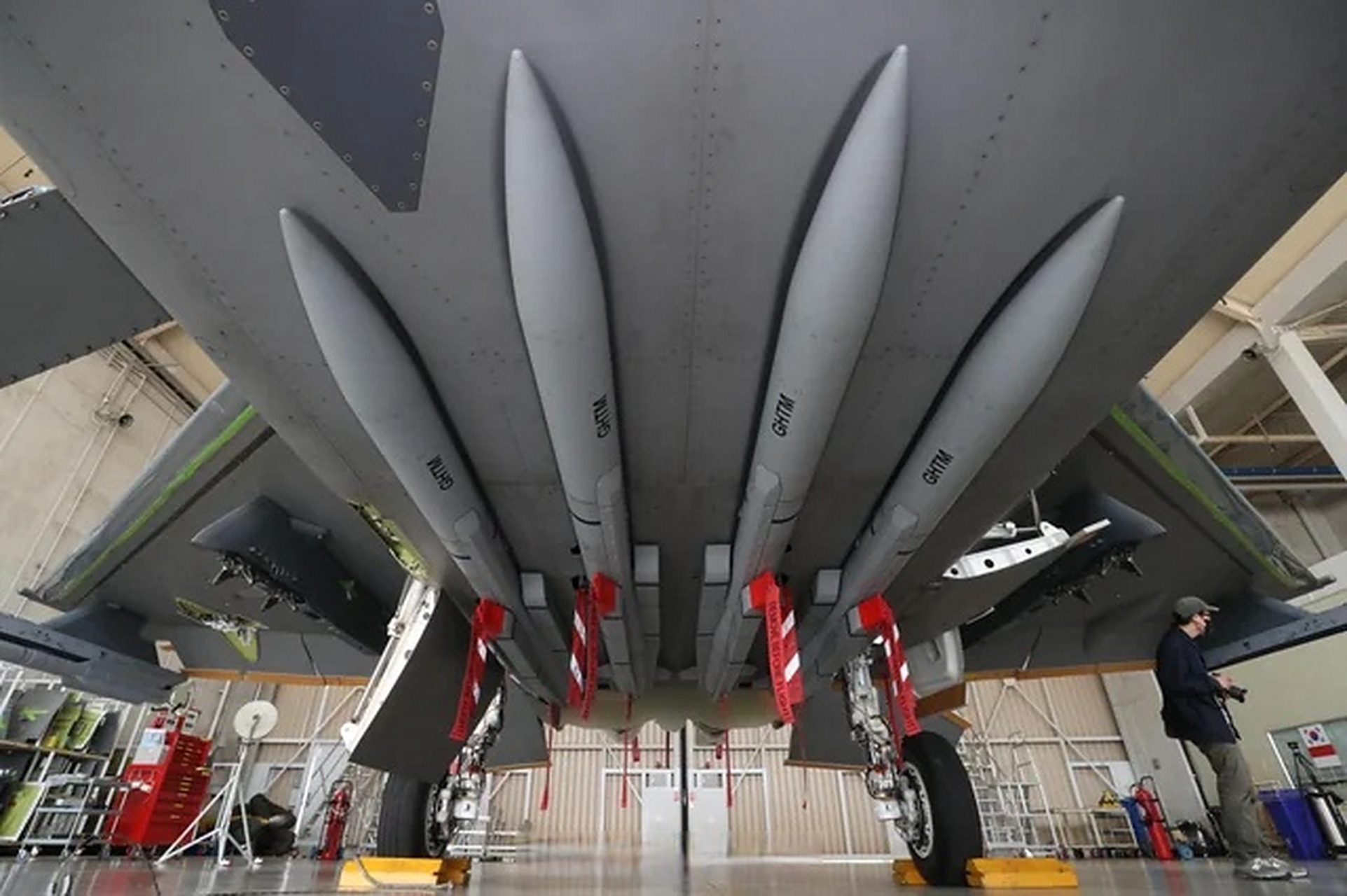 微博公开课# #趣聊军事圈# kf-21战斗机的半埋式弹仓特写