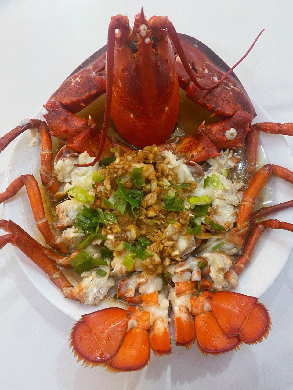 波龙处理方法: 1拿一根筷子/插入龙虾的尾巴,放尿 2剥开头部的壳,将