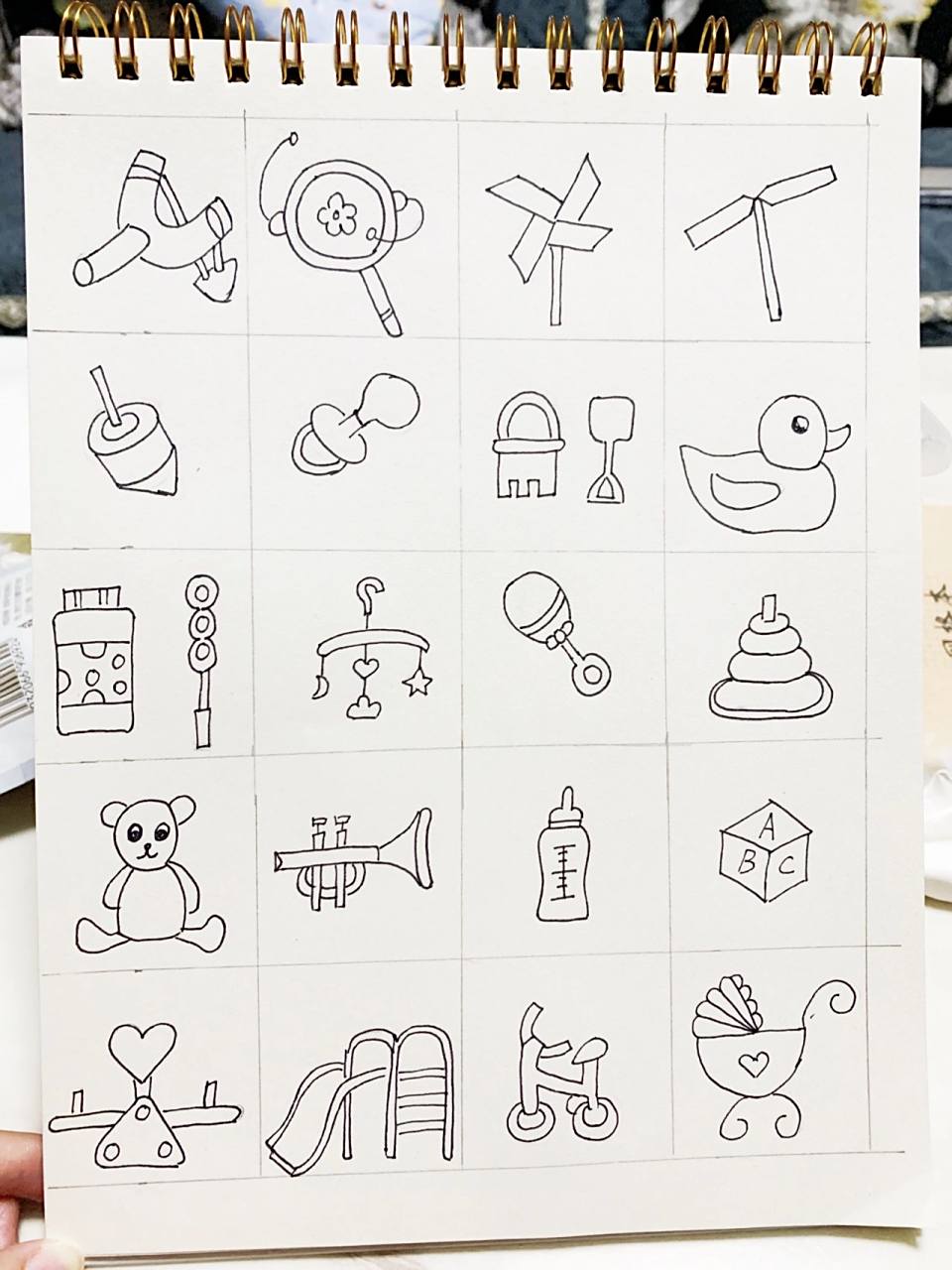 简笔画 | 玩具 今天哄儿子睡觉看见了满床的玩具,于是动手就画了一些