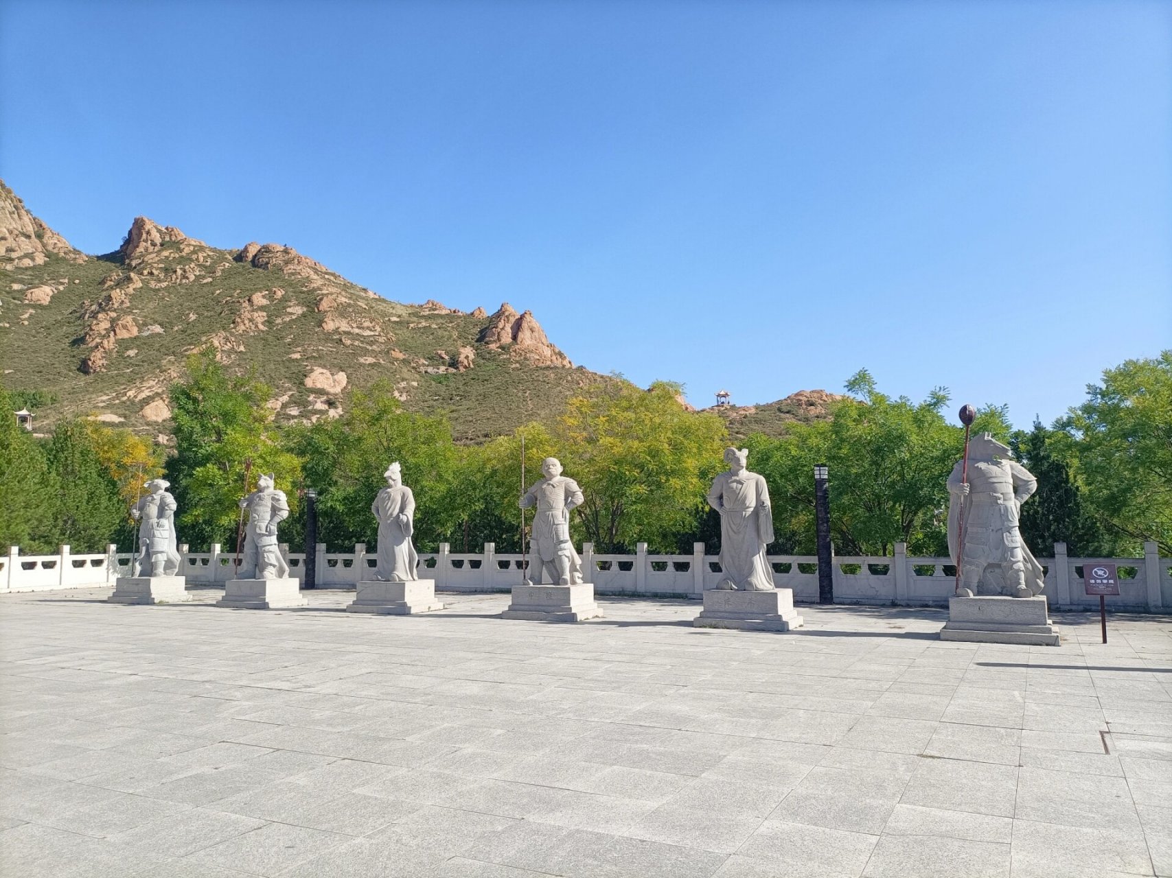 我的家乡在山西省原平市,那里有一个风景优美的天涯山风景区,很小的