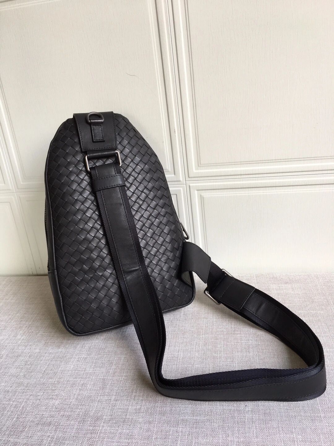 bv男士胸包斜挎包 男士胸包原版打腊胎牛皮黑色,尺寸:18.