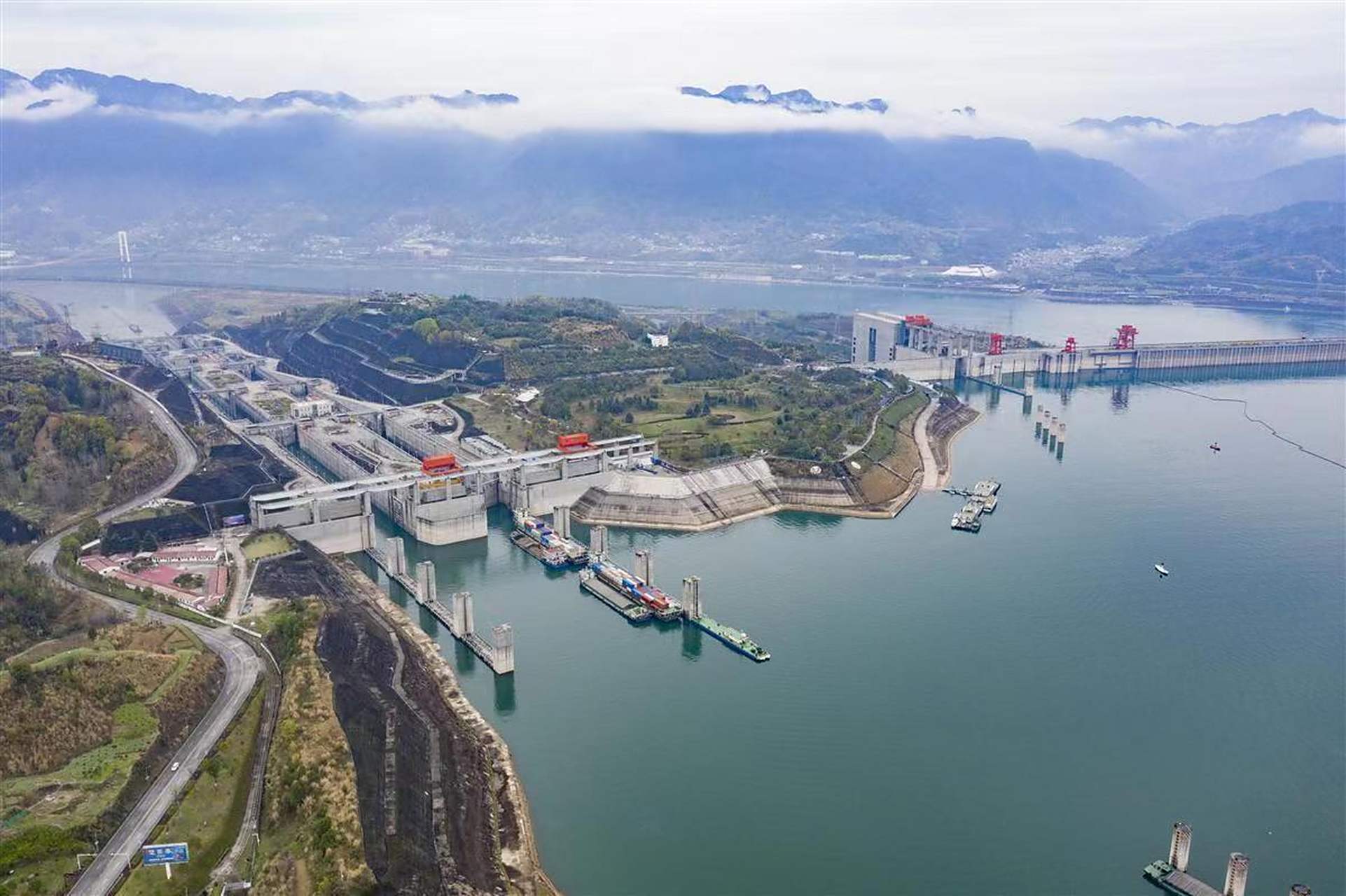 【一季度三峡枢纽航运通过量创历史新高】 4月1日来自长江三峡通航