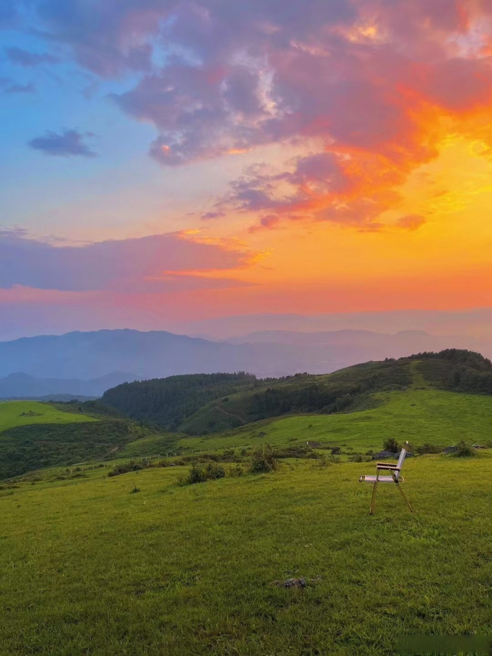 【腾冲东山草原碧草连天 美景如画】盛夏,云南保山腾冲市东山草原迎来