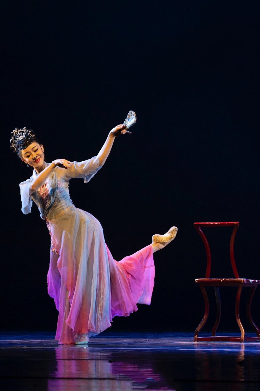 和羞走,倚门回首,却把青梅嗅.