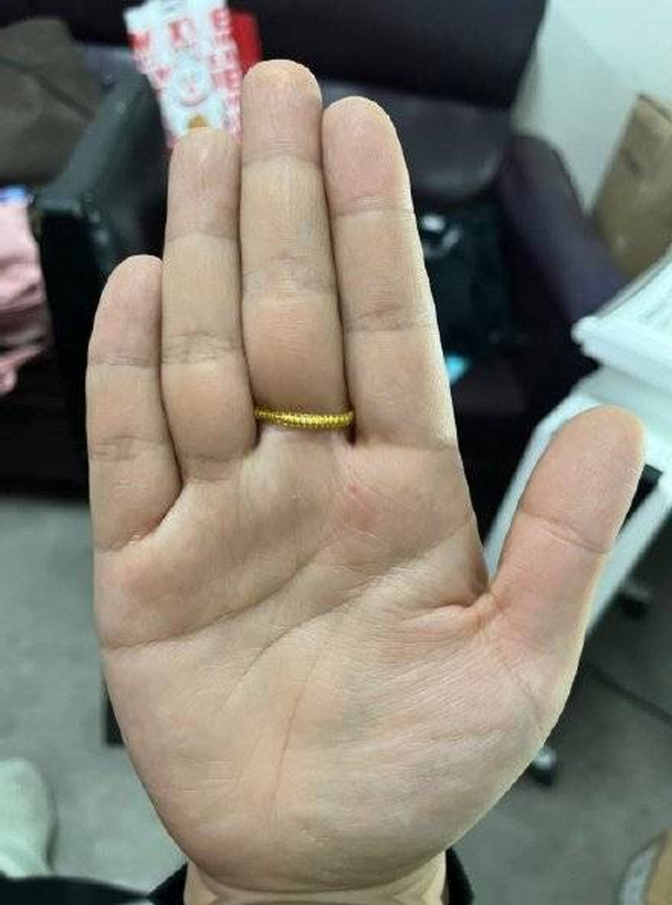 从手纹上看,手方正厚实,为人端正,事业线是倾斜的,说明事业起运较晚