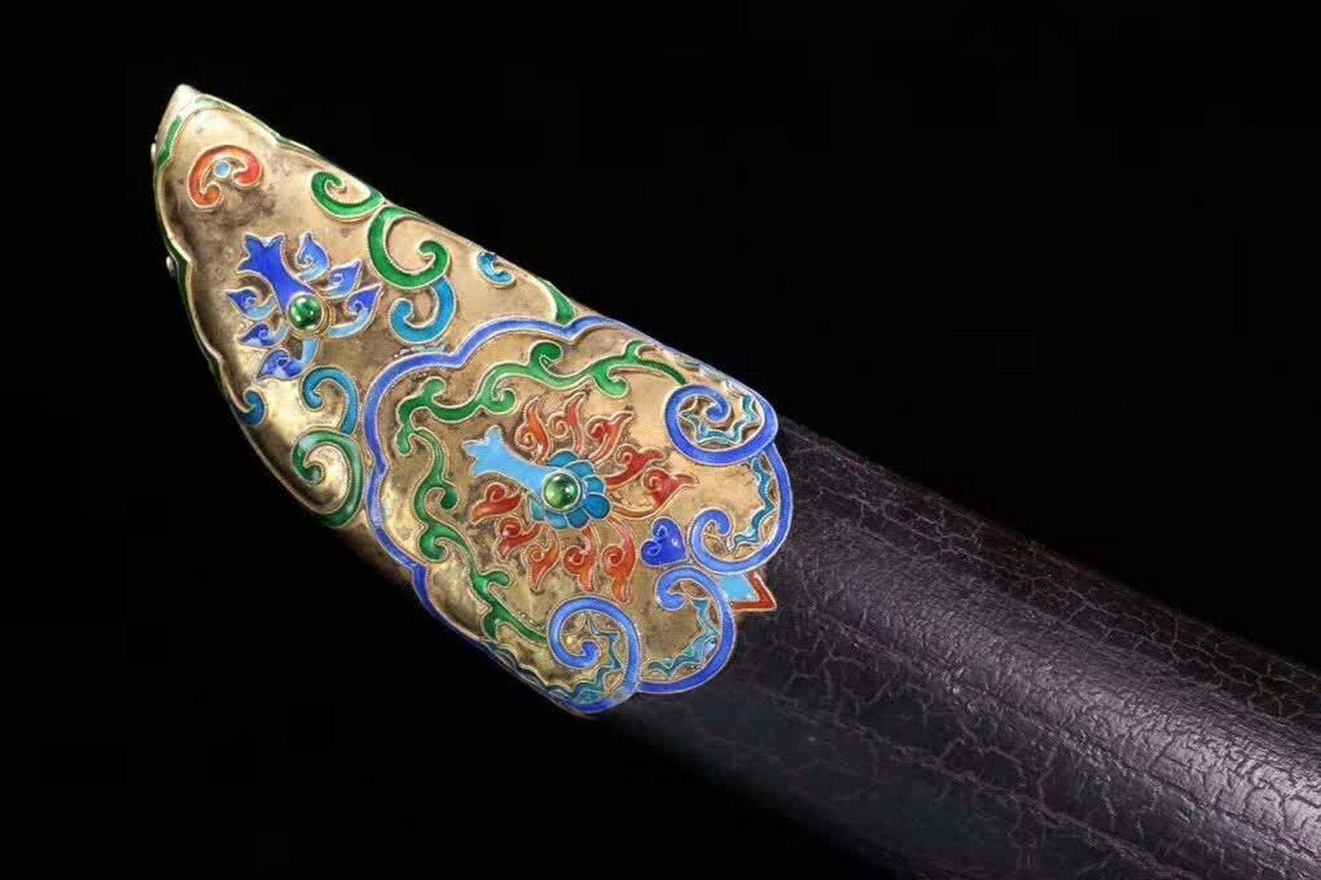 此件藏品,不仅是一件冷兵器时代的见证,更是清代工艺美学巅峰的集中