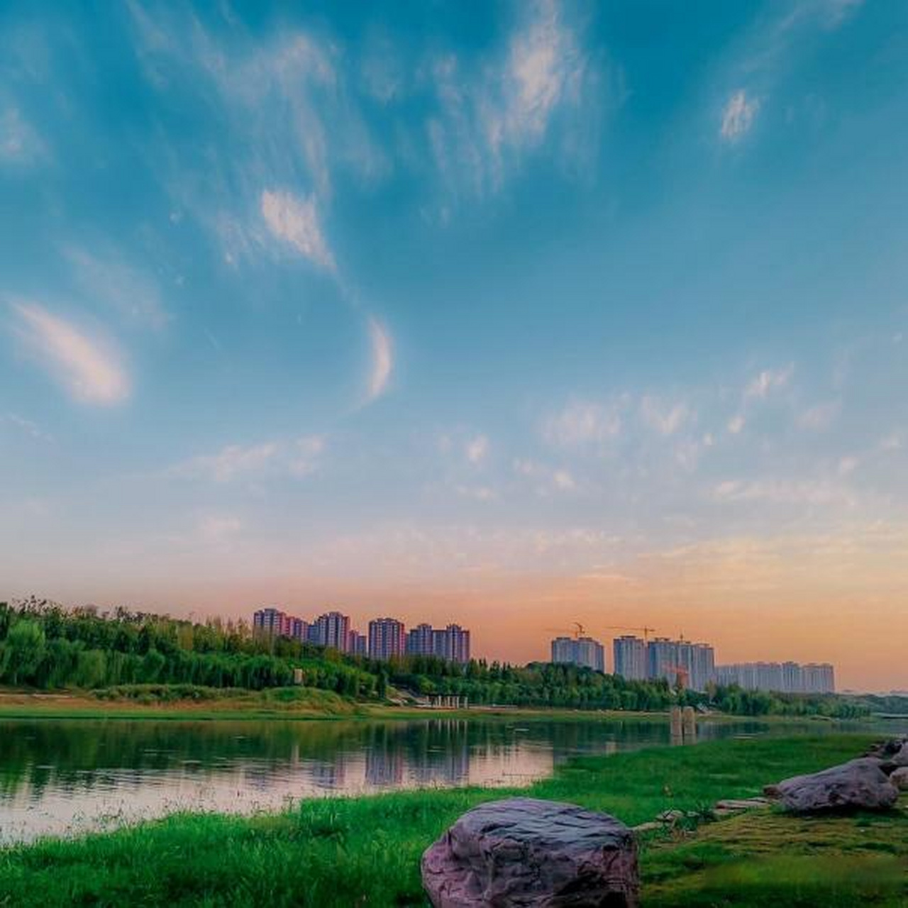 在河南有条除黄河外,流经区域最广的河,它叫做贾鲁河.全长255.8公里.