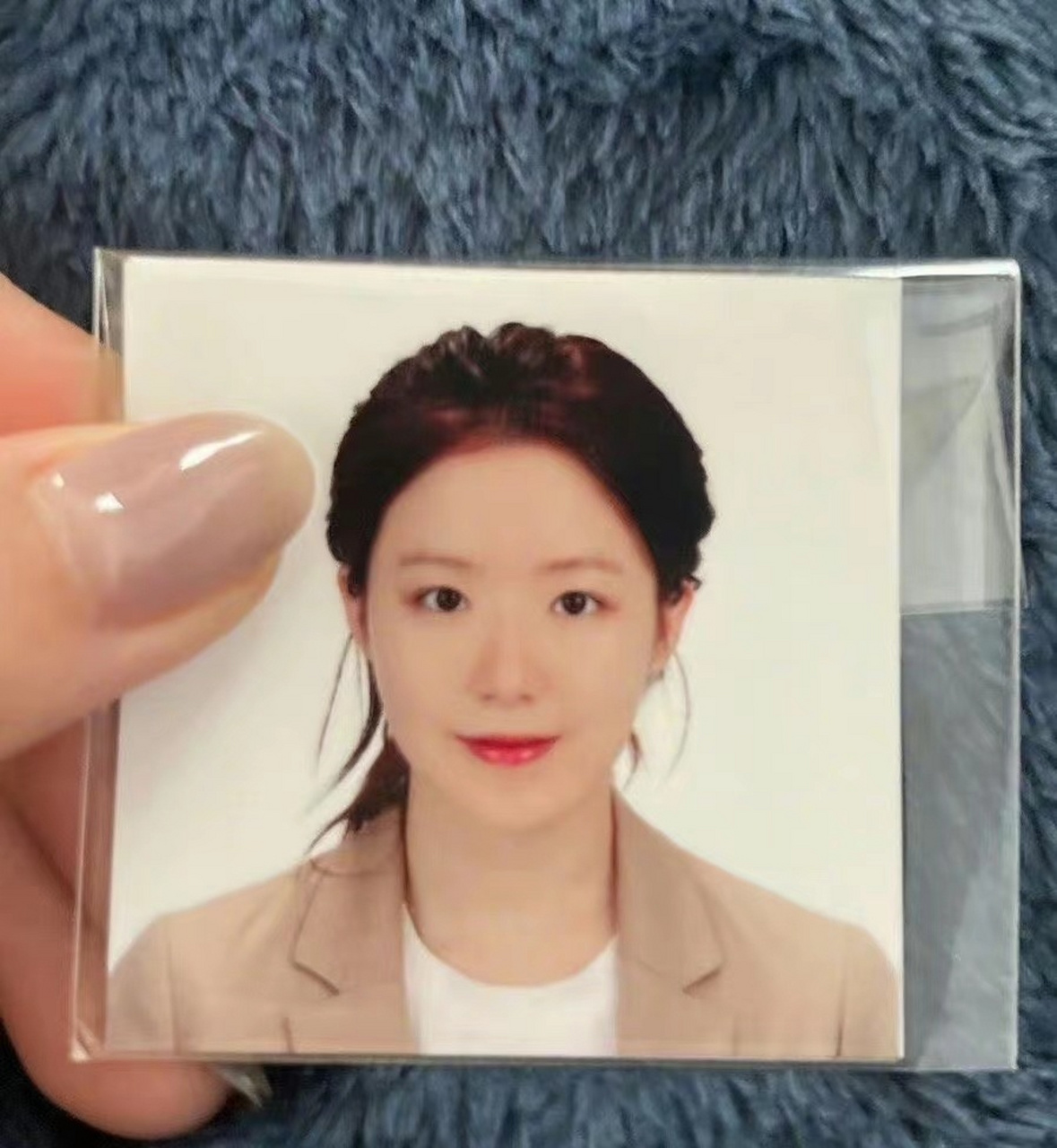 叶舒华的泡泡头像照是证件照,美女的自信.