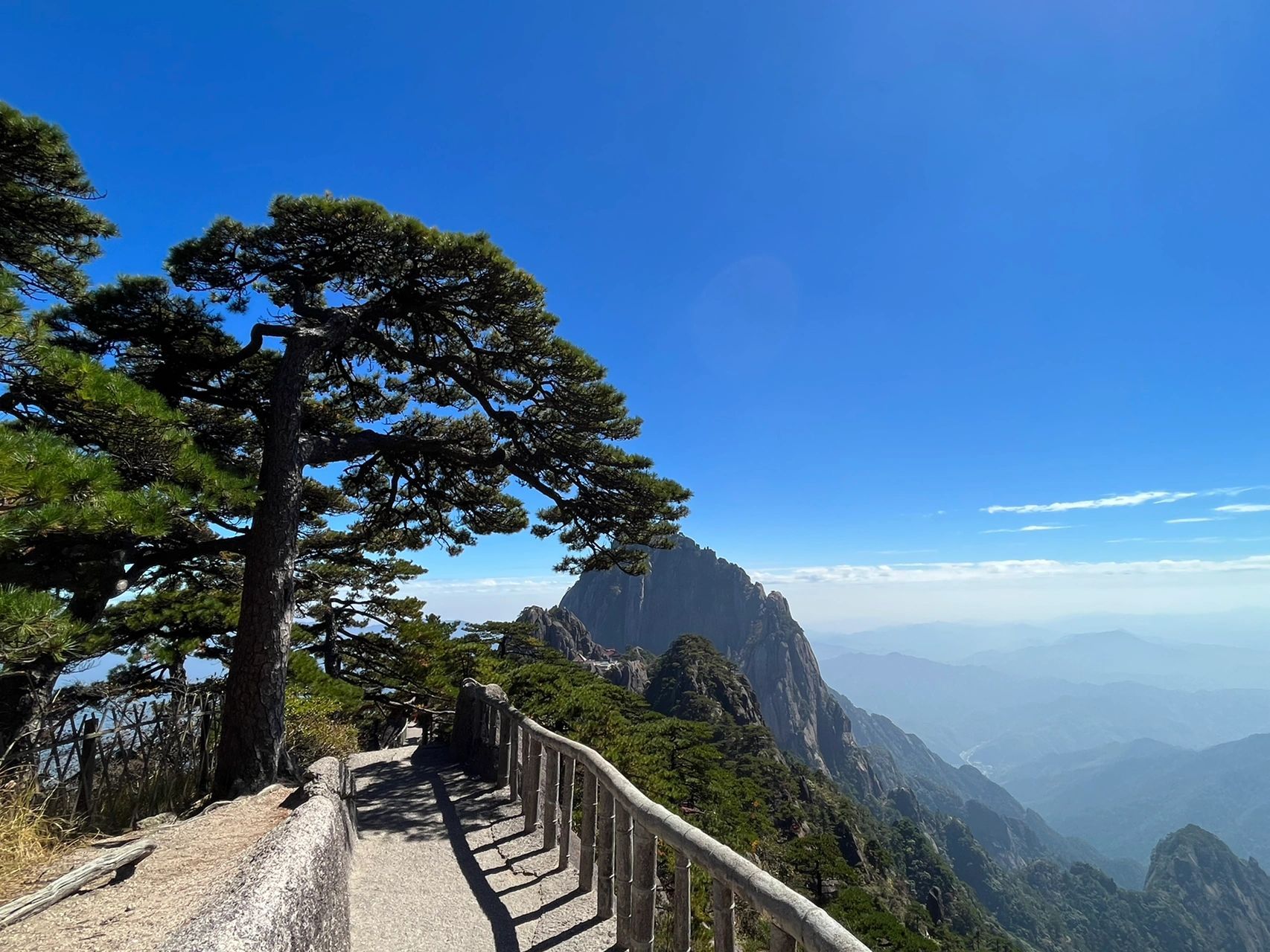 關於從後山方向上黃山蓮花峰 本人一個爬山菜雞,竟然一個人爬完了蓮花