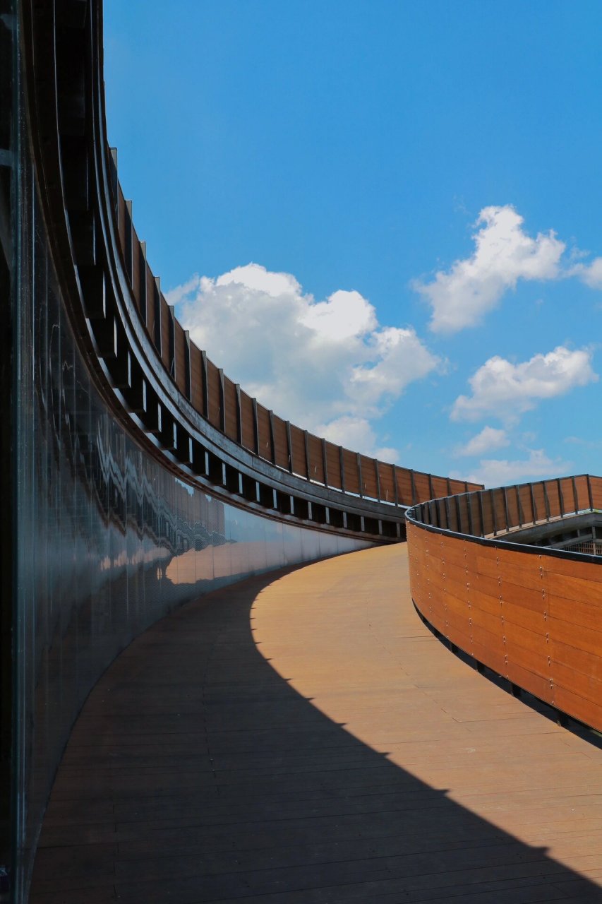 丽水松阳|独山驿站 独山驿站,的特色造型在湛蓝的天空下呈现,别是一番