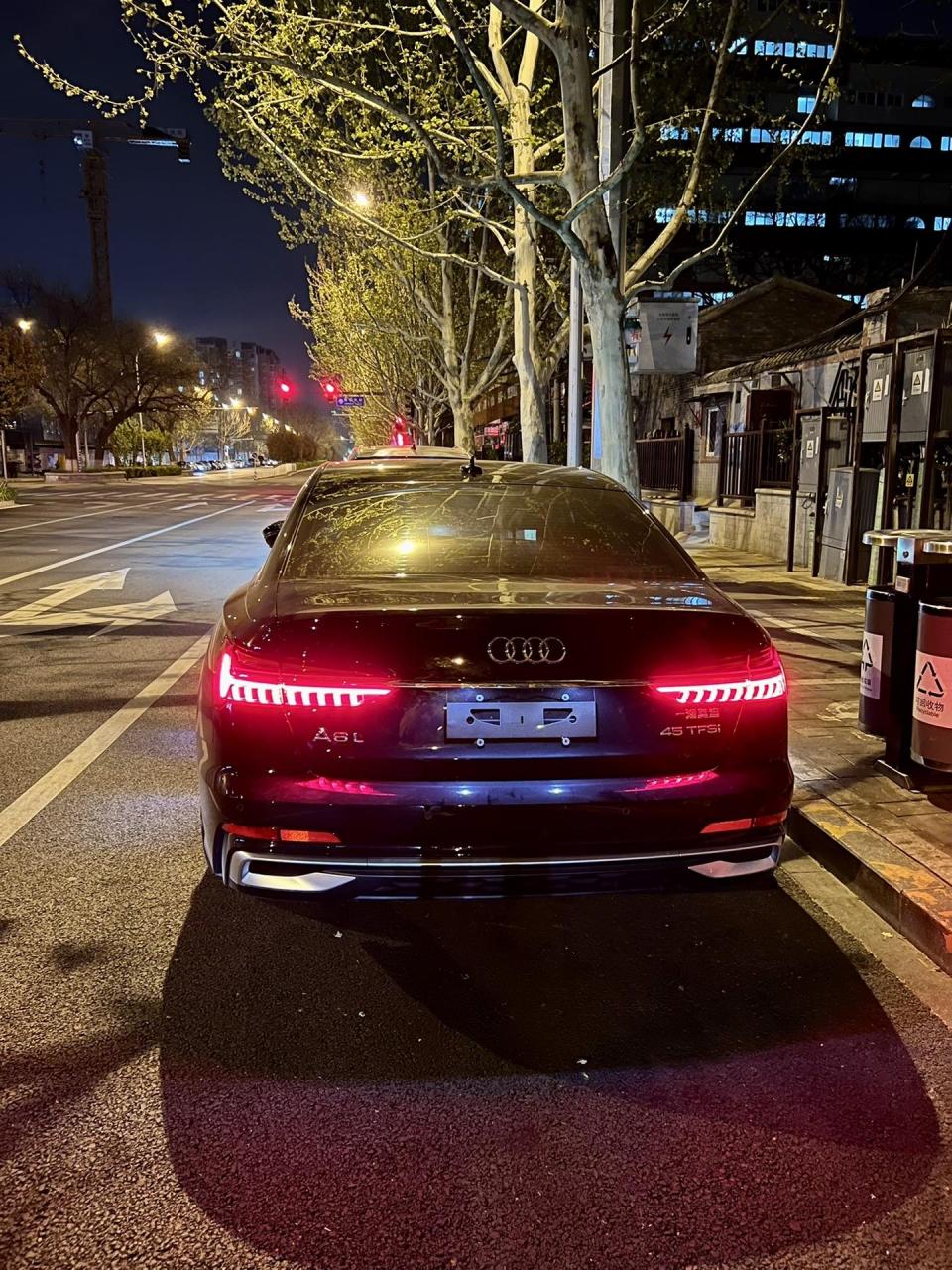 奥迪a6l原车氛围灯,原车灯光没有改装的.奥迪