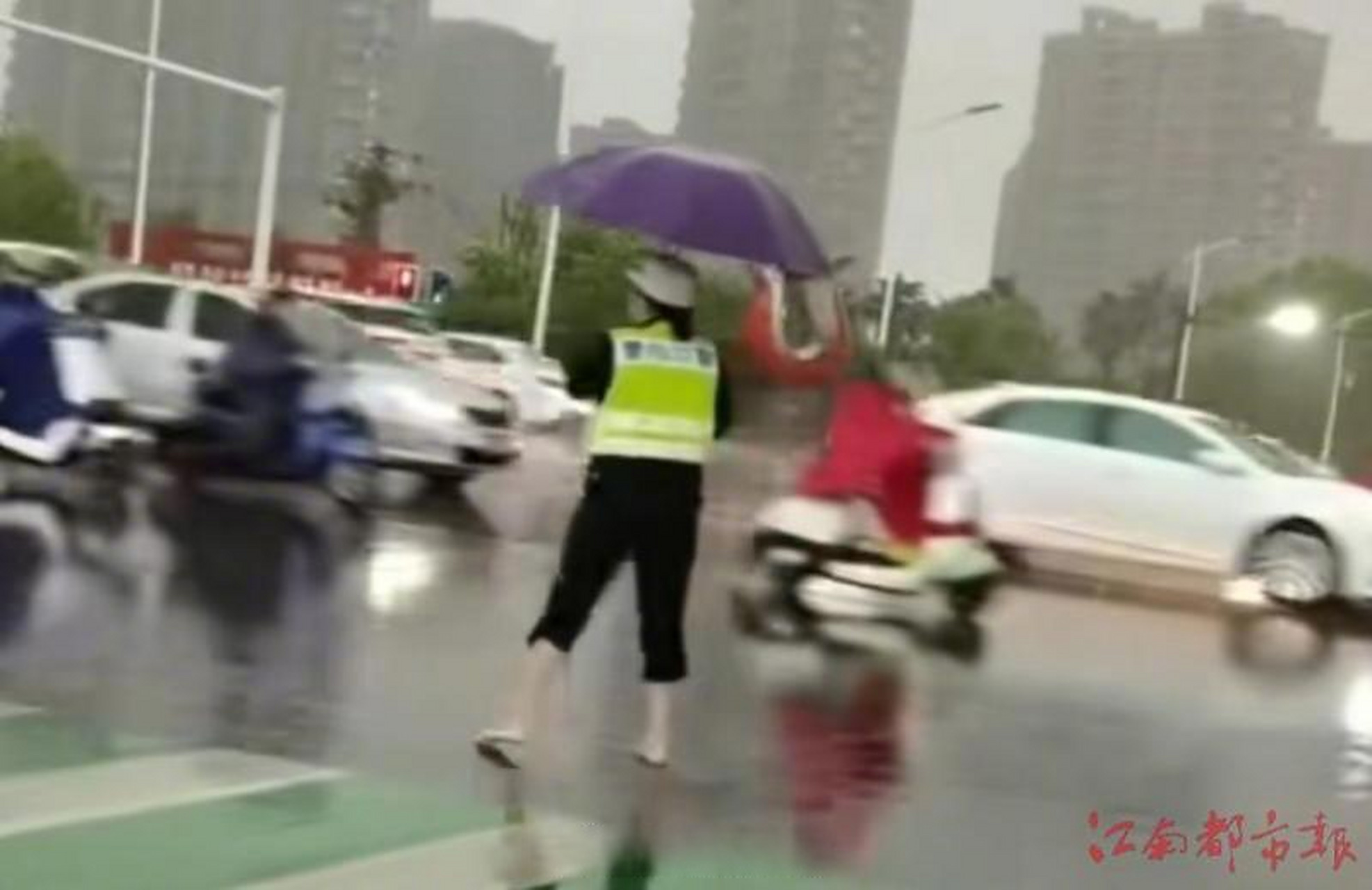江西女交警赤脚指挥交通#  4月14日清晨,正值上班高峰期的新余市突降