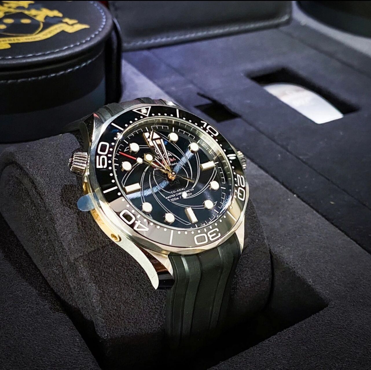 欧米茄007詹姆斯·邦德限量版套装 omega珍藏两枚腕表,表盒设计采用