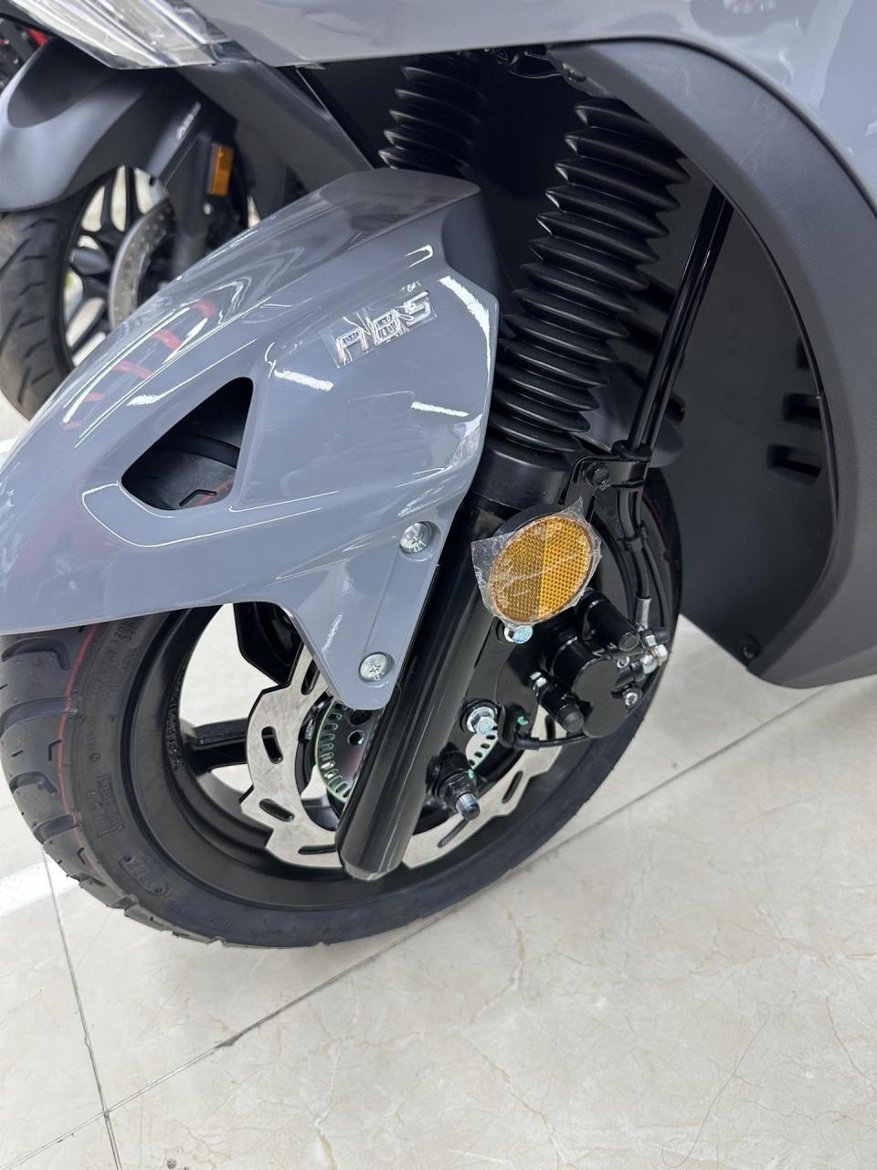 三阳fnx150零售:16800 特惠:12500 配置:双通道abs,水冷四气门发动机