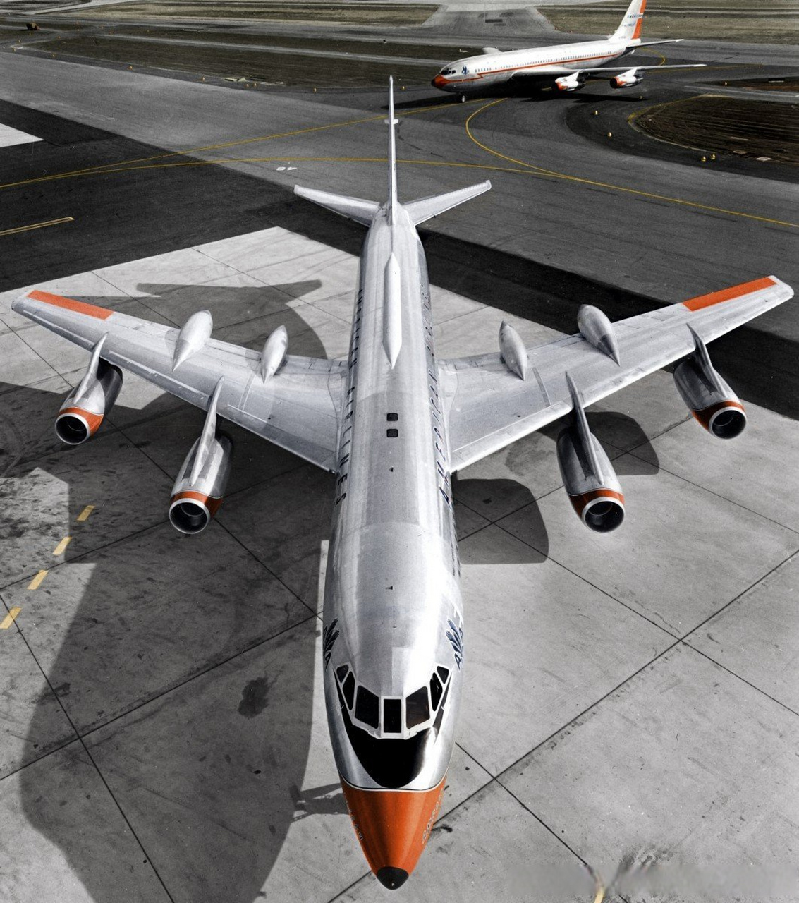 康维尔990喷气式客机,翼上有4个保形油箱,油箱可以优化面积律,减少跨