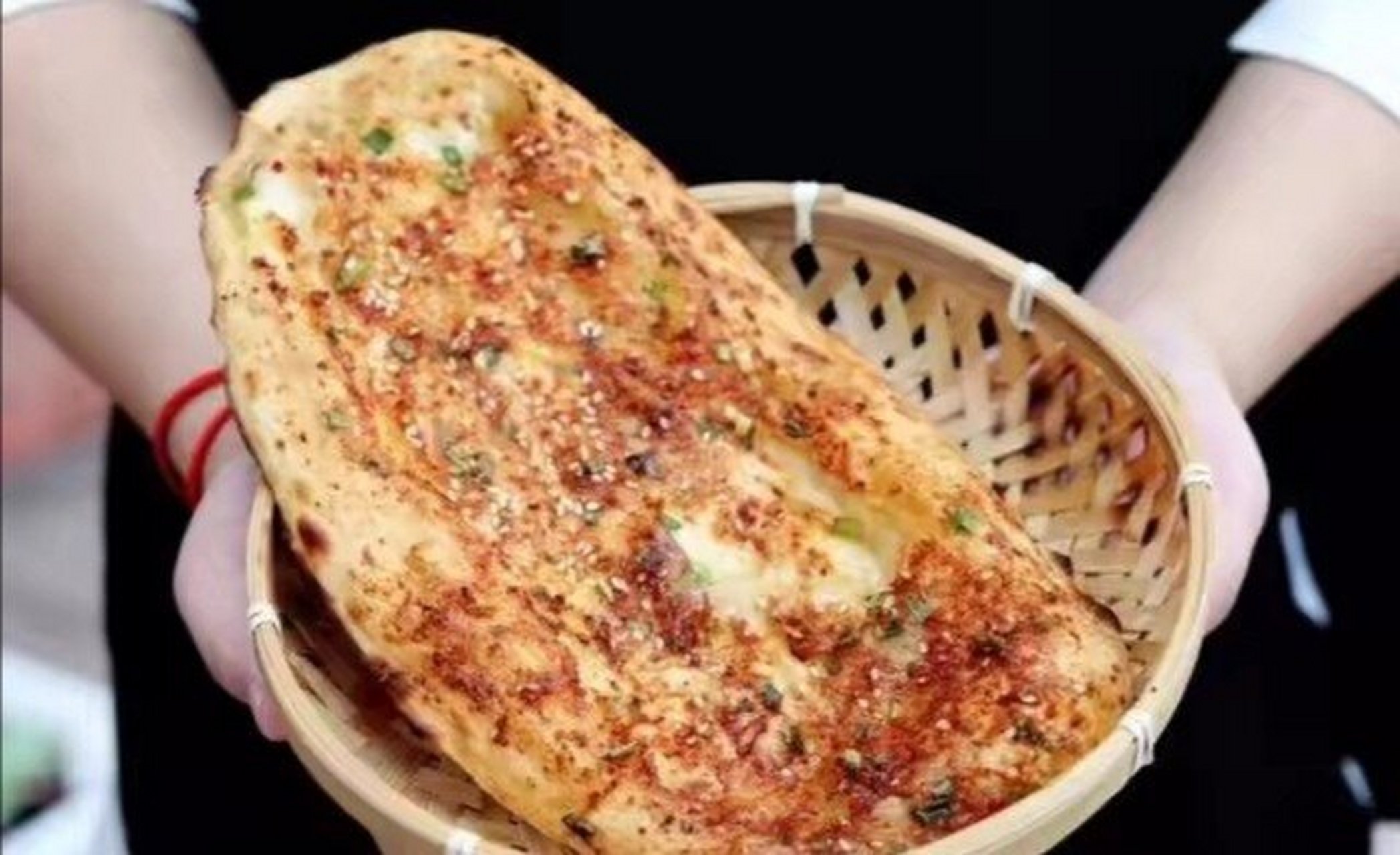 恩施美食之烧饼篇 恩施烧饼又名掉渣烧饼,抖掉渣烧饼,因烤后外层酥松