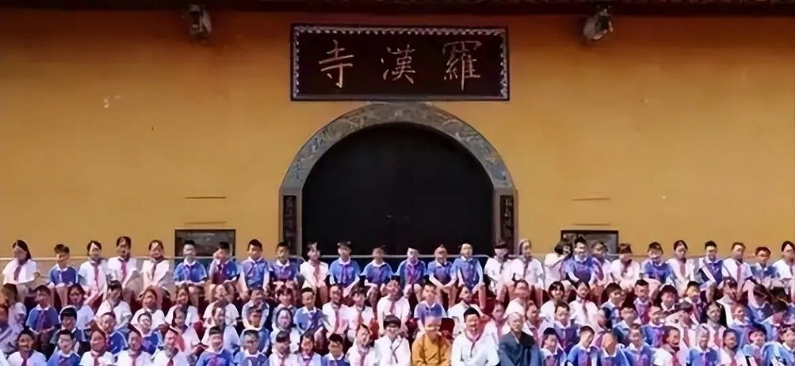 2008年汶川地震,罗汉寺"素全法师"挺身而出,她连破"三戒",收留产妇在