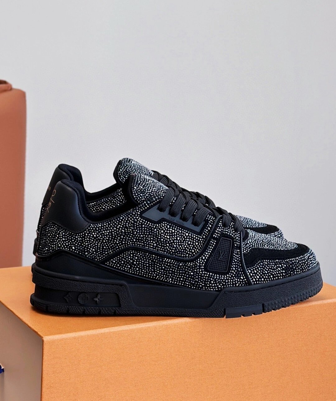 lv trainer巅峰之作 满钻休闲鞋～ 这钻看着嘎嘎闪,奢华潮流说的应该