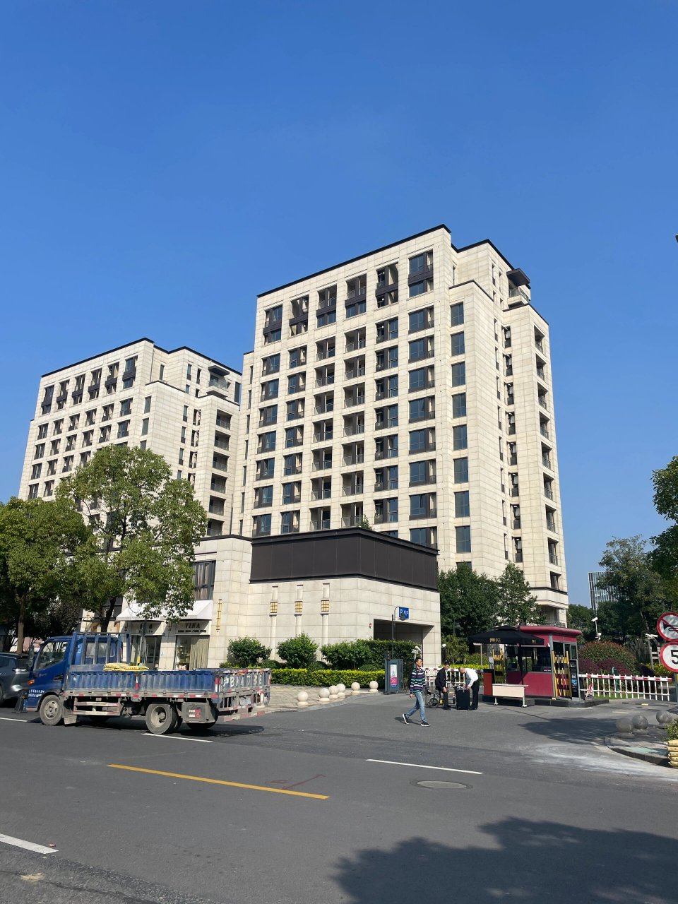 森兰壹公馆周边   p森兰壹公馆对面一条马路之隔的商业阳光天地