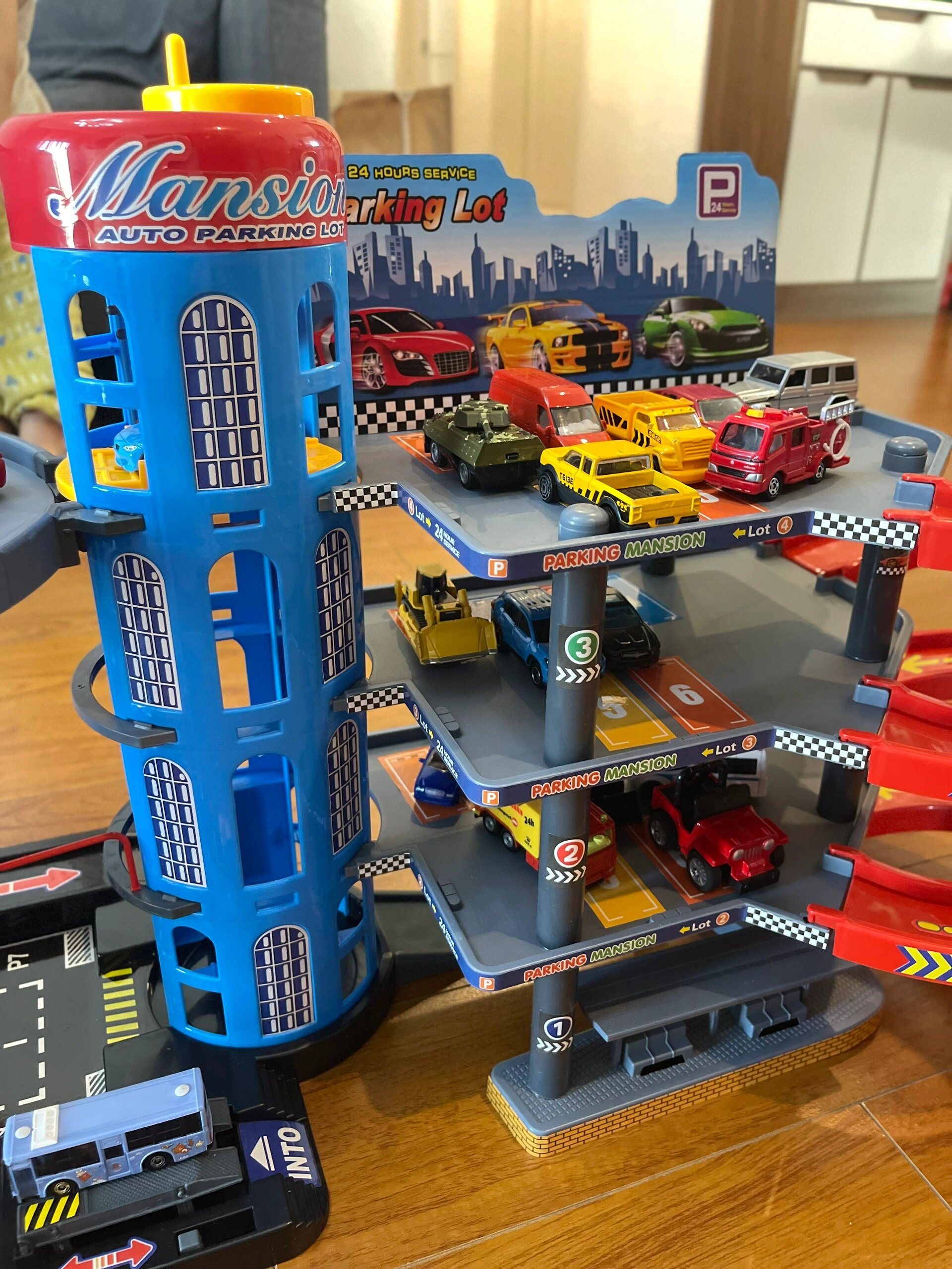 超好玩的儿童大型汽车大楼停车场!