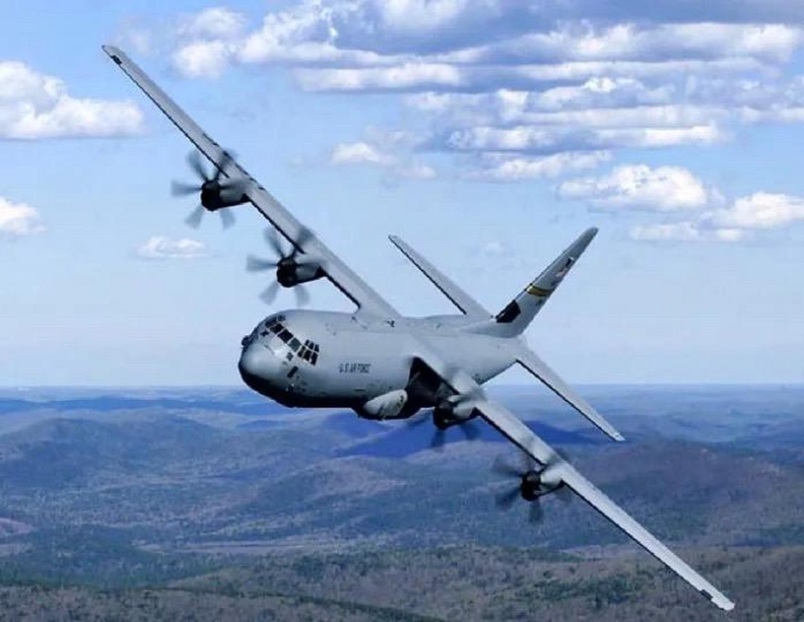 c130大力神运输机是由美国洛克希德公司在1951年开始研发的四发涡桨多