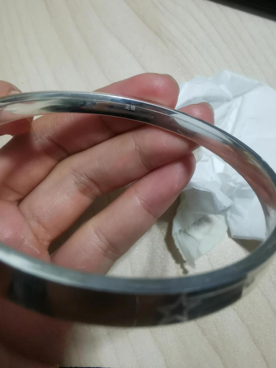 银手镯钢印只有"足银"是假的吗  第一个银手镯是妈妈好几年前给我买的